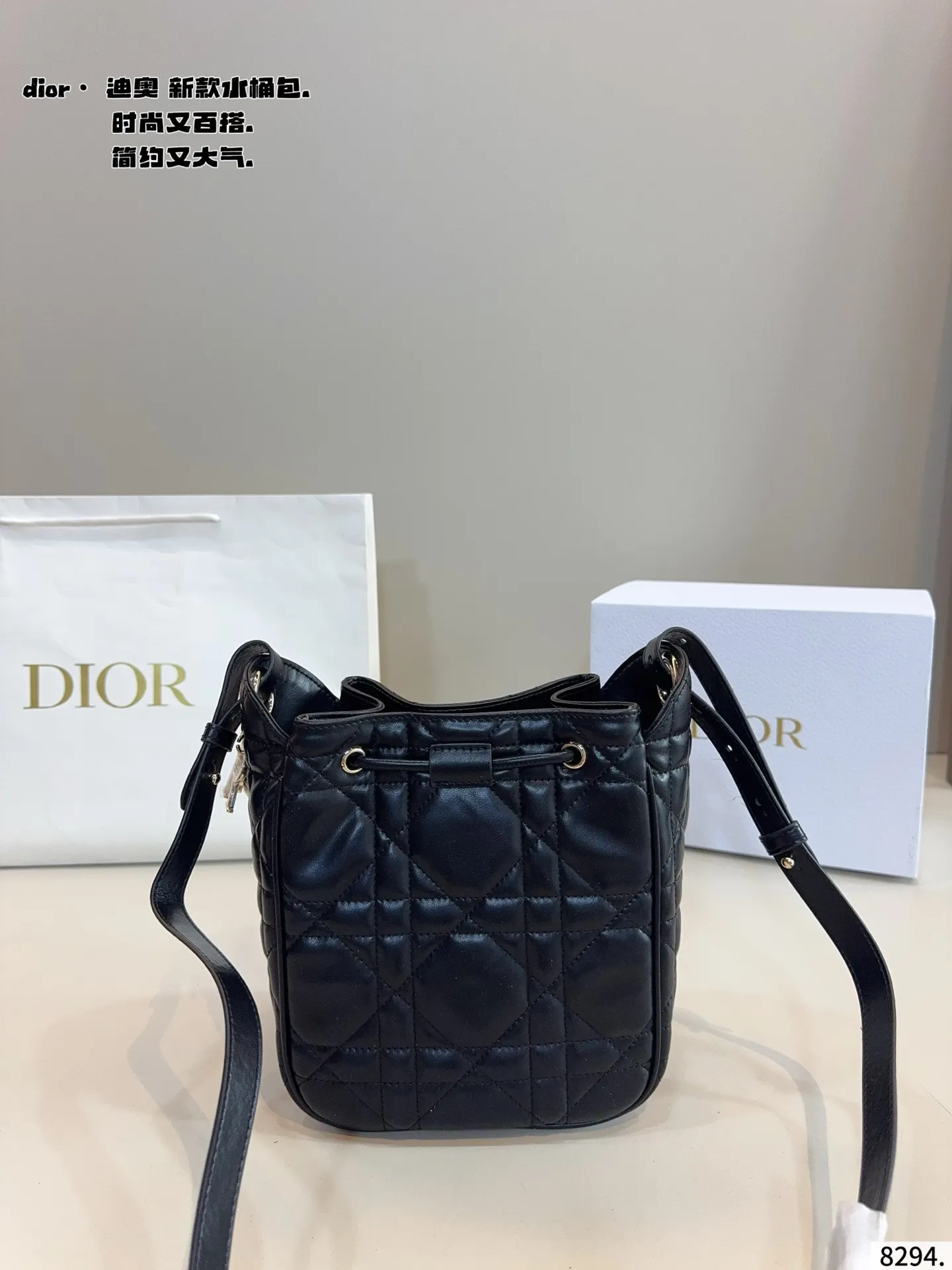 p200配礼盒🎁 D家 迪奥新款 caro 水桶包. 又酷又甜的水桶包 出門随手一拎就很好看 Dior新品真的太戳我拉 CEST DIOR出场就是王炸! 这个小水桶太太太有设计感拉 这种容量非常感人 一直焊死在身上的水桶尺寸：18*11*20cm