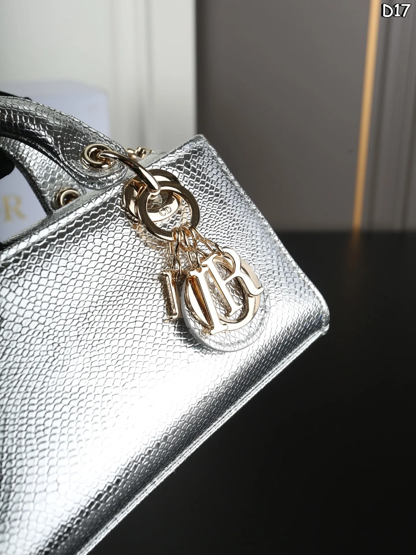 大P190 折叠盒 小P160 折叠盒 DIOR迪奥 Lady D-JOY 蜥蜴纹 横版戴妃包单肩斜挎手提包 酷girl也能背的🖤Dior蜥蜴皮🦎金属感戴妃❗️ 独特的稀有蜥蜴皮🦎质感超好 金属感⛓️的香槟色和银色 搭配深色上衣和牛仔裤街头感满满 时髦高级酷女孩必备🕶️ 尺寸：21&times;11/17&times;10