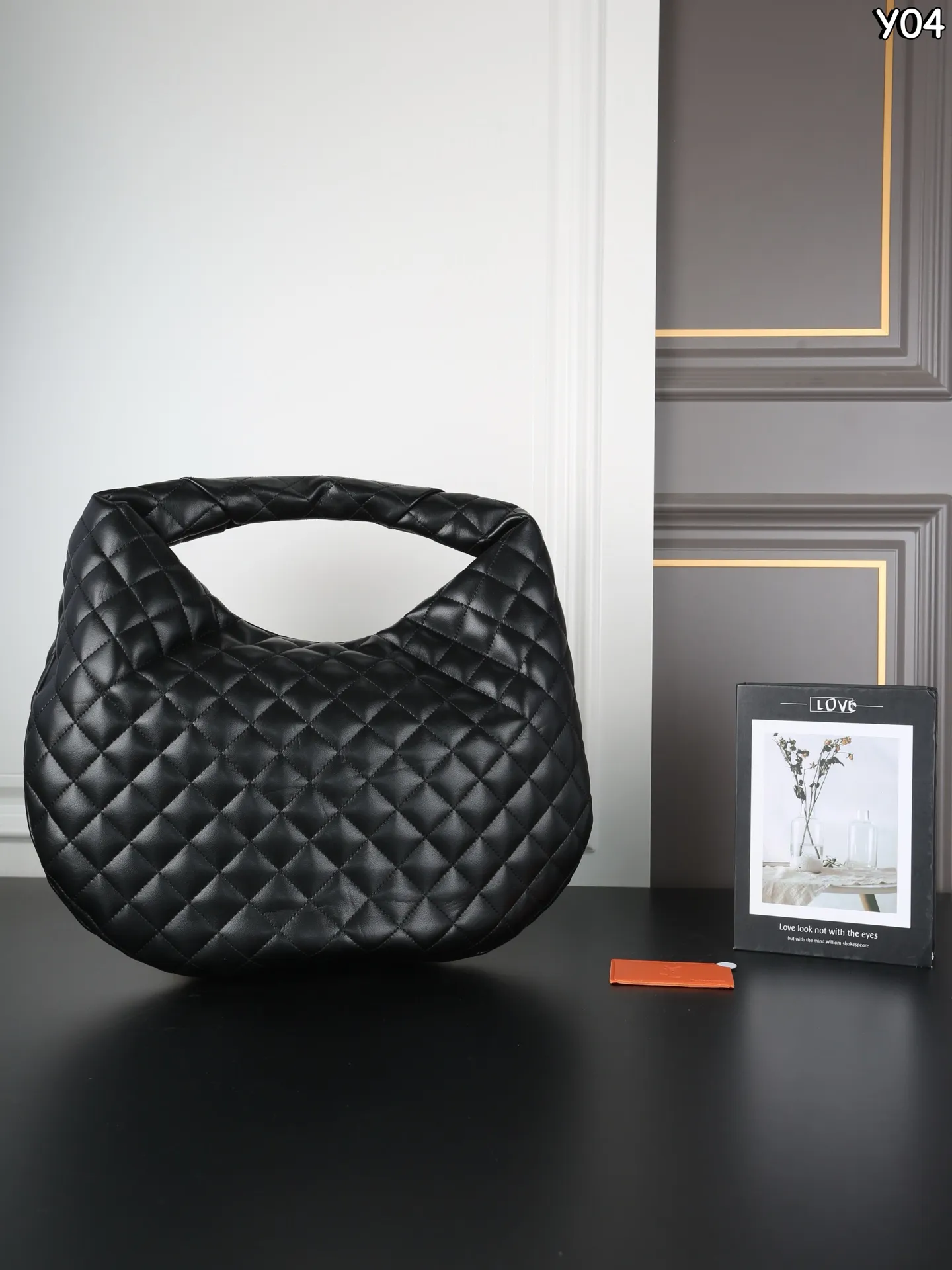 P230 YSL圣罗兰 ICARE HOBO 腋下包 手提包 YSL超🔥的一款大包包ICARE，25年秋冬推出腋下包款啦[氛围感R]大包爱好者又🈶新的选择啦！ 当年YSL ICARE就🔥的不要不要的，一枚大金属logo是视觉焦点，ICARE HOBO继承了这些特征，软质包身贴合日常，随手一挎便融入通勤、逛街或短途出行的节奏[爆炸R] 简约设计藏得住细节，无论是装点小物的内袋，还是耐造的面料，都为实用主义而生～ 别看是羊皮哦，耐造又高级👌～ 尺寸：45&times;35