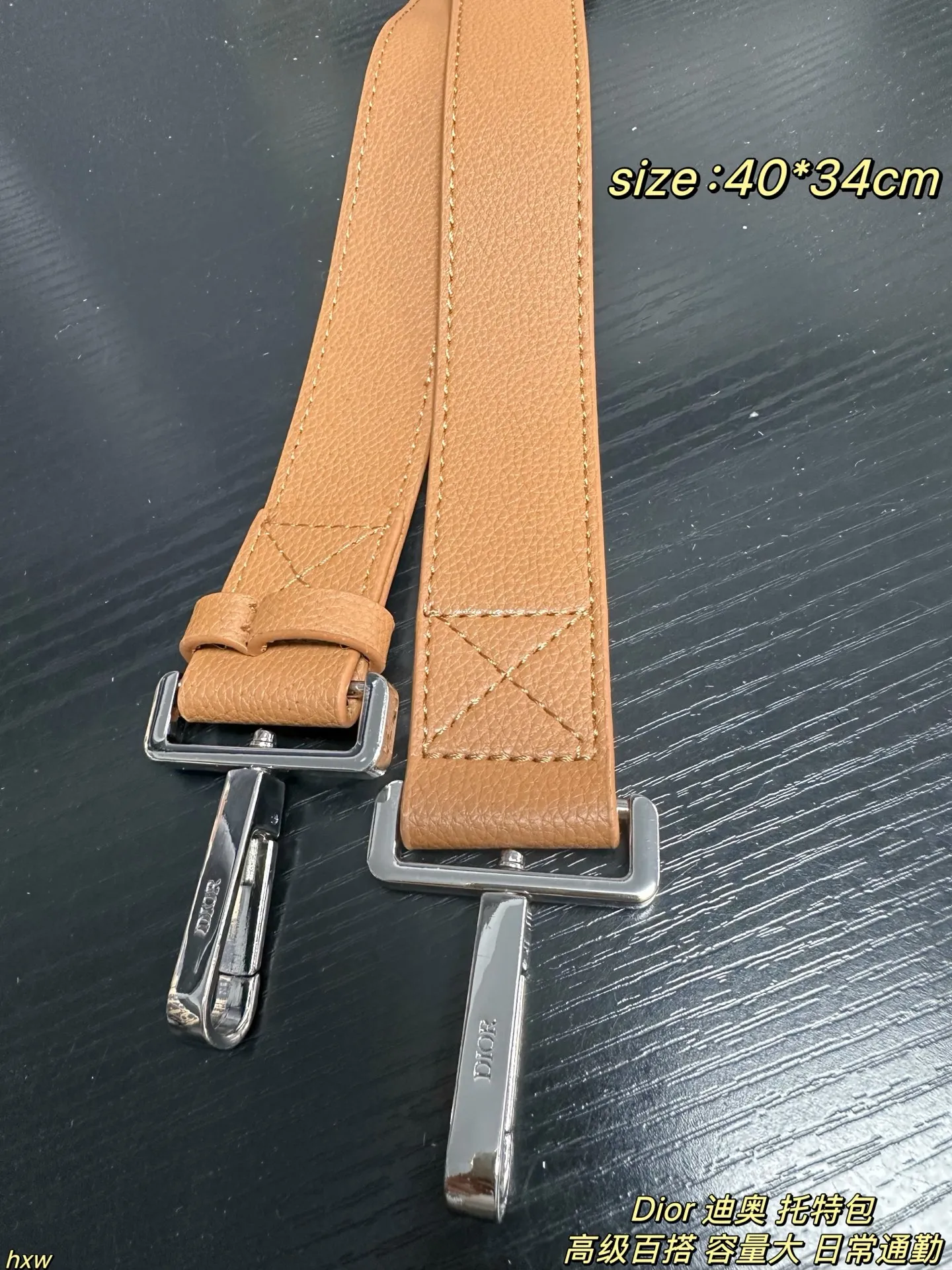 P175 Dior 迪奥 托特包 它延续了Dior经典的老花帆布设计，复古又时尚，满满的高级感。老花图案搭配精致刺绣，每一处细节都彰显着品牌的匠心独运，背上它，你就是街头最靓的仔！而且这个包型简约又大气，手提或者肩背都超有范儿，无论是通勤、约会还是出游，都能轻松hold住场面~ 尺寸：40*34cm