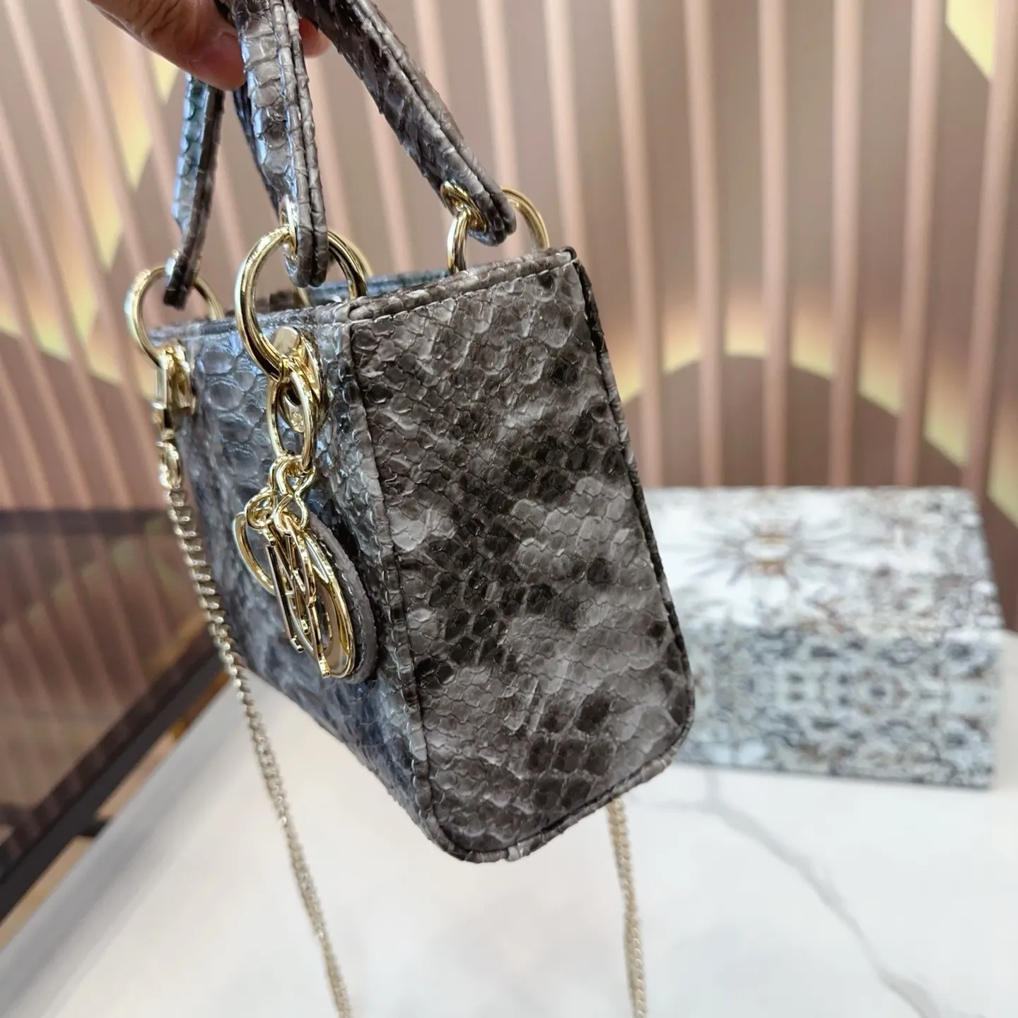 P170 折叠礼盒🎁 升级版 Dior迪奥 戴妃包 蟒蛇纹Lady戴妃包 蟒纹搭配渐变色 采用牛皮革精心制作 中号款式，搭配可拆卸的链条肩带 可拆卸的皮革肩带，可手提、肩背或斜挎 是日常造型的理想之选 尺寸 三格17cm ej
