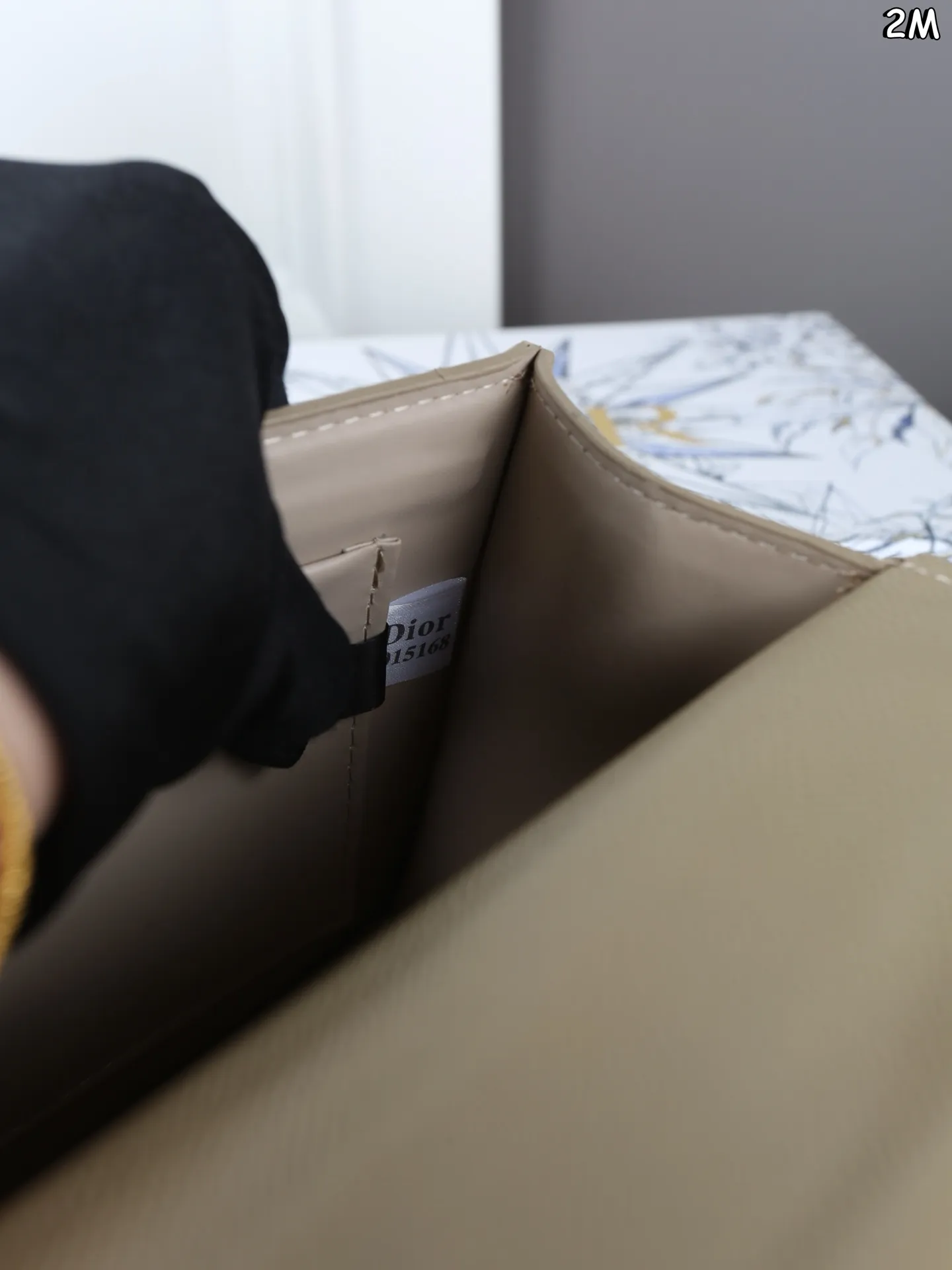 P110 天地盖 DIOR迪奥 Montaigne 蒙田包盒子包单肩斜挎包 链条款 整个包型,是以当代流行的复古风!单单Logo按扣的设计就可以单手优雅的翻盖,内里两面都带有小夹层,背面的浮雕后方还有一个大夹层,背带除了调节长短之外,还可以完全拆下来 作为手拿包使用。多变也实用, 背上它大家都要夸 自带法式复古感的蒙田经典爆款了 尺寸:25×15