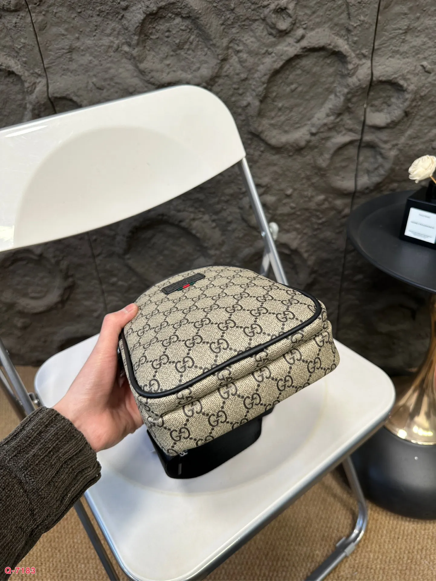 💰80 酷奇达胸包斜挎单肩包 采用精湛镶嵌细工 实物拍摄 原厂原版面料 尺寸:16.27cm