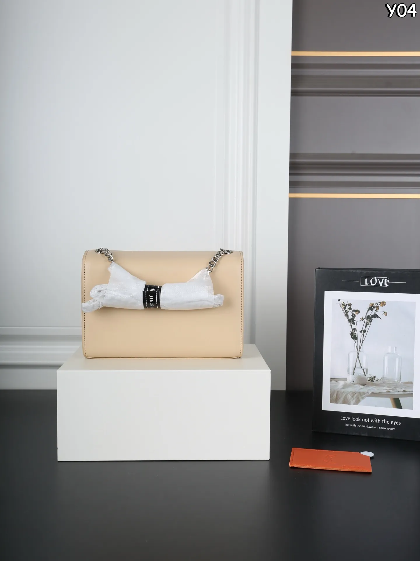 P150 全套礼盒 圣罗兰 YSL KATE 平纹 流苏包斜挎单肩包 链条包 简约又高级!正面YSL Logo+流苏链条,细节满分。 通勤约会都OK。 是都市女生必入的经典款! 这个也太好看了吧! 尺寸:20×13