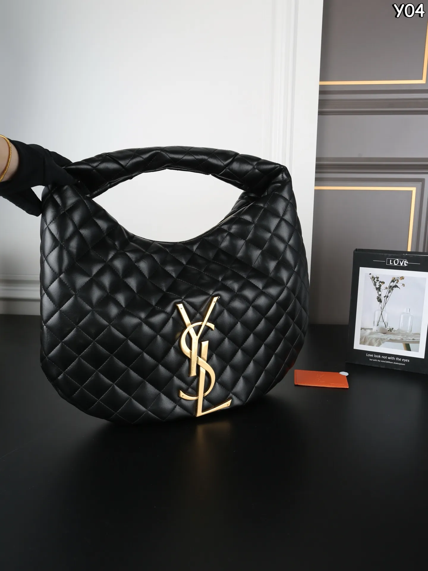 P230 YSL圣罗兰 ICARE HOBO 腋下包 手提包 YSL超🔥的一款大包包ICARE，25年秋冬推出腋下包款啦[氛围感R]大包爱好者又🈶新的选择啦！ 当年YSL ICARE就🔥的不要不要的，一枚大金属logo是视觉焦点，ICARE HOBO继承了这些特征，软质包身贴合日常，随手一挎便融入通勤、逛街或短途出行的节奏[爆炸R] 简约设计藏得住细节，无论是装点小物的内袋，还是耐造的面料，都为实用主义而生～ 别看是羊皮哦，耐造又高级👌～ 尺寸：45&times;35