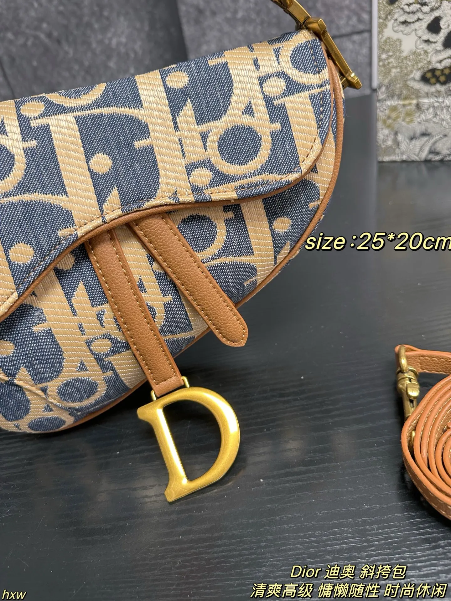 P160配盒 Dior 迪奥 斜挎包 迪奥家2025早春这款蓝米拼色酒椰草Oblique也太仙了吧!迪奥家的灵魂印花,辨识度💯!永不过时的存在,比全皮更特别!自带度假慵懒感,质感独特又轻盈。背出去是焦点! 尺寸:25*20cm