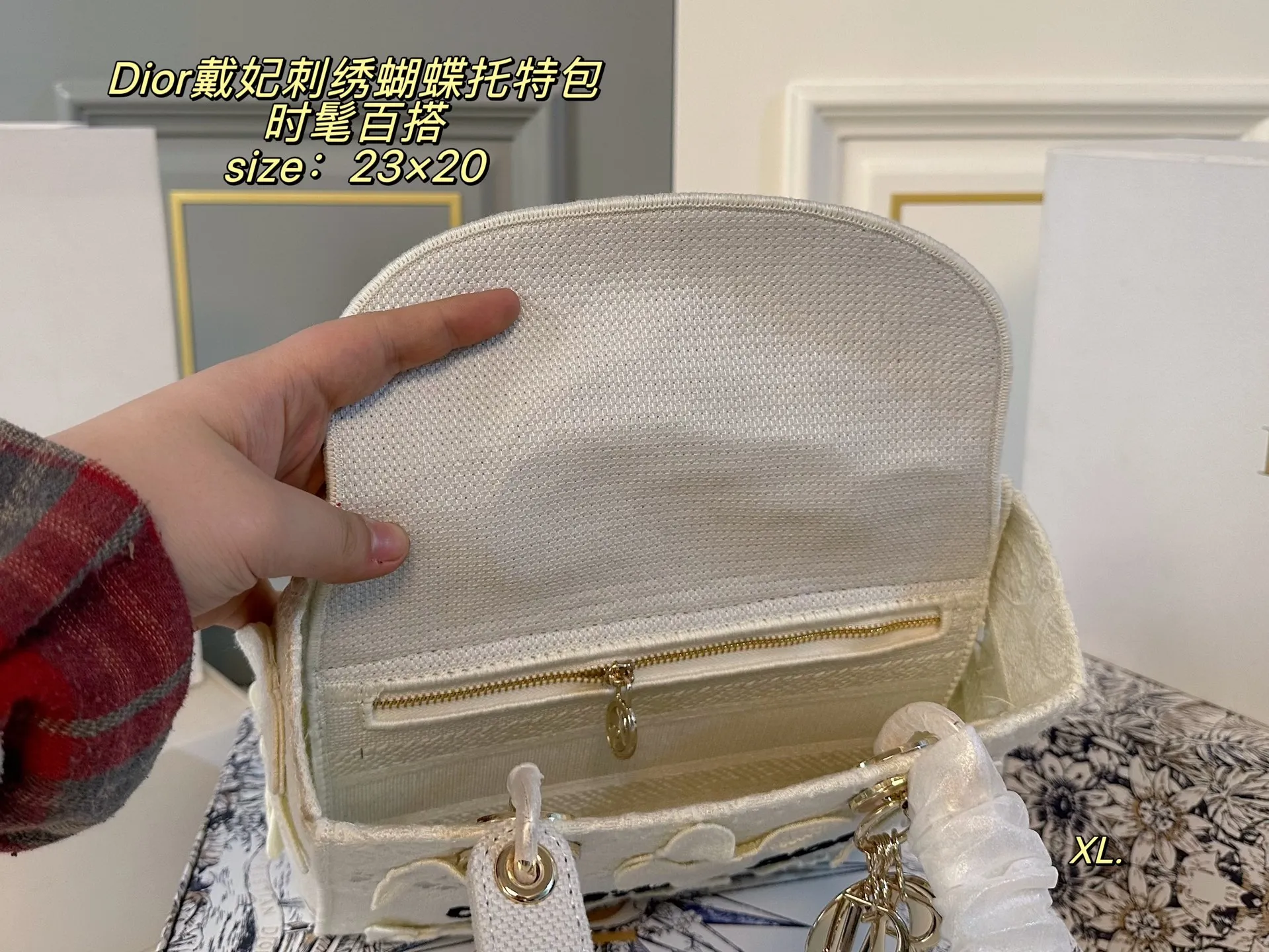 P285(折叠盒) size:23×20 Lady Dior 迪奥戴妃刺绣蝴蝶手提包💕 标志性刺绣logo搭配立体蝴蝶装饰 真的美翻了,氛围感瞬间拉满 时髦典雅的设计经久不衰! 斜挎帅气大方,手提精致优雅! 自带氛围感,时尚百搭yyds🖤