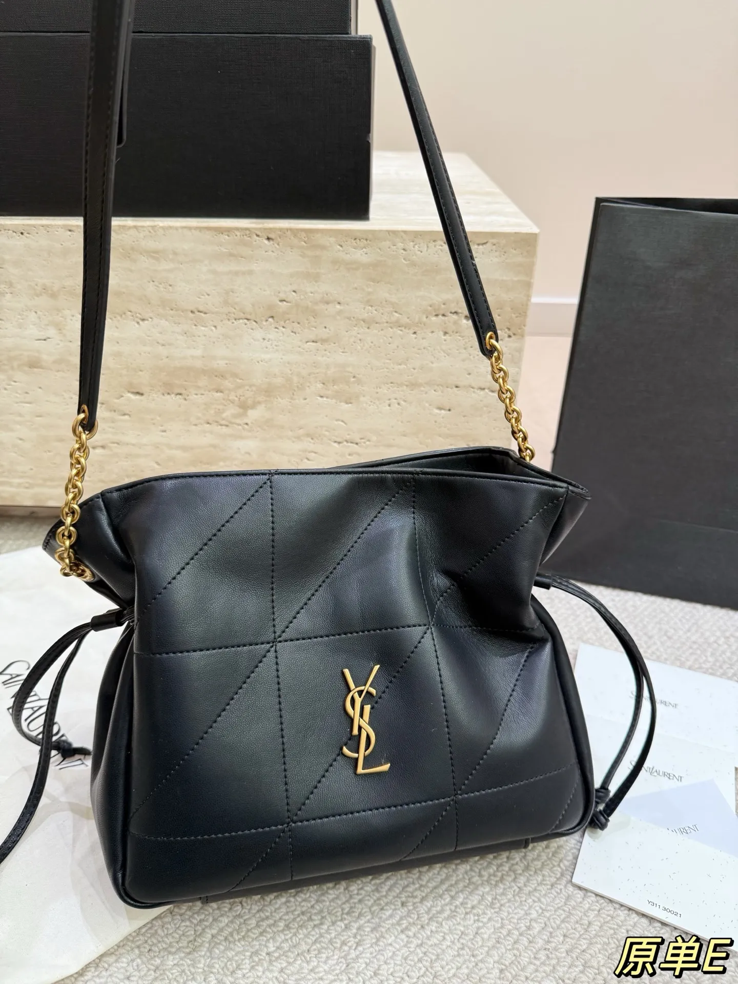 P185 P175 配盒 圣罗兰新品Jamie手袋,松弛有度的时尚,YSL新品Jamie手袋,手袋的精致设计,不仅能够完美收纳你的日常所需,更是一种生活态度的展现。松弛有度,既不失优雅,又充满个性。尺寸25.21 20.20