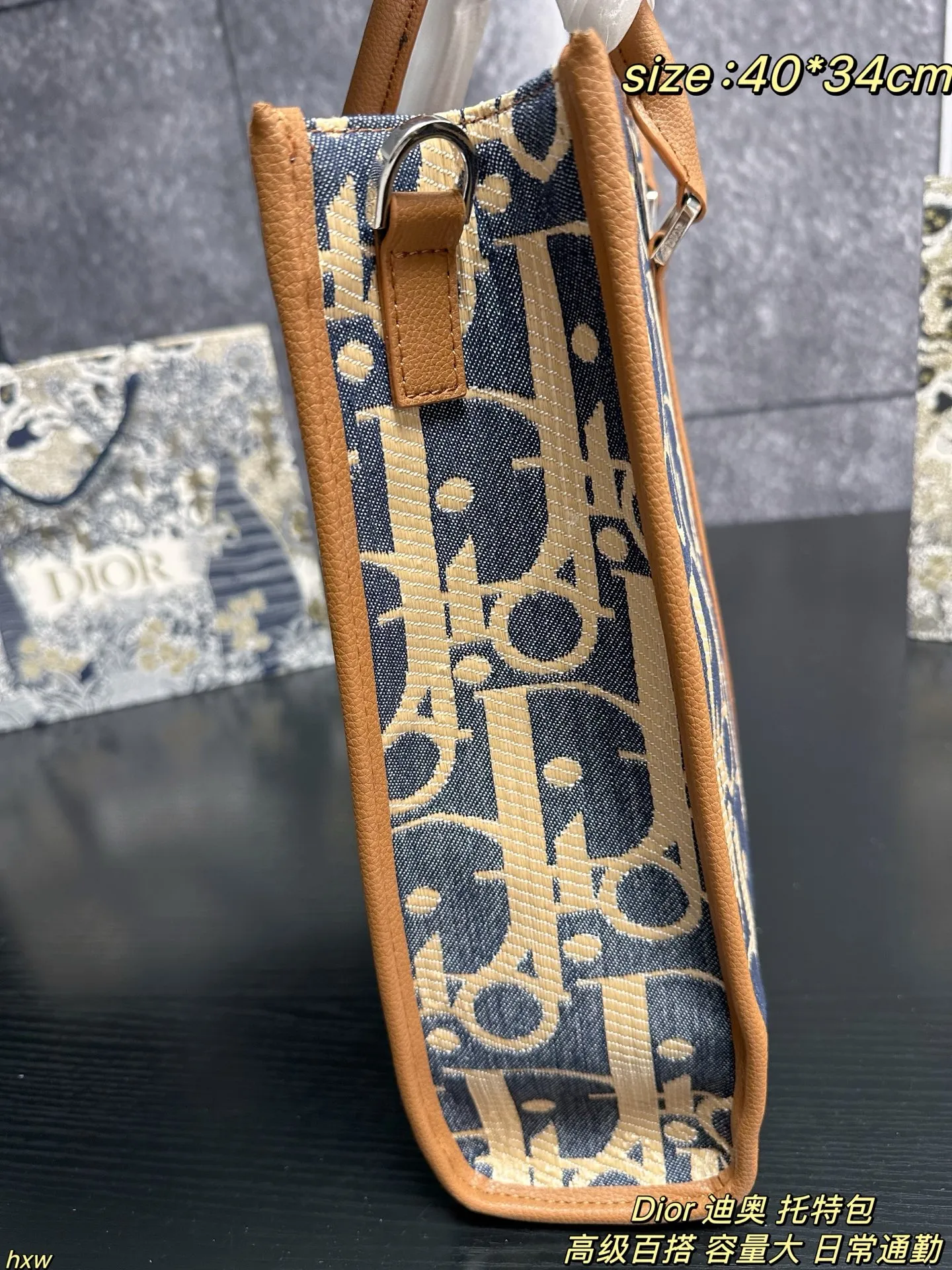 P175 Dior 迪奥 托特包 它延续了Dior经典的老花帆布设计，复古又时尚，满满的高级感。老花图案搭配精致刺绣，每一处细节都彰显着品牌的匠心独运，背上它，你就是街头最靓的仔！而且这个包型简约又大气，手提或者肩背都超有范儿，无论是通勤、约会还是出游，都能轻松hold住场面~ 尺寸：40*34cm