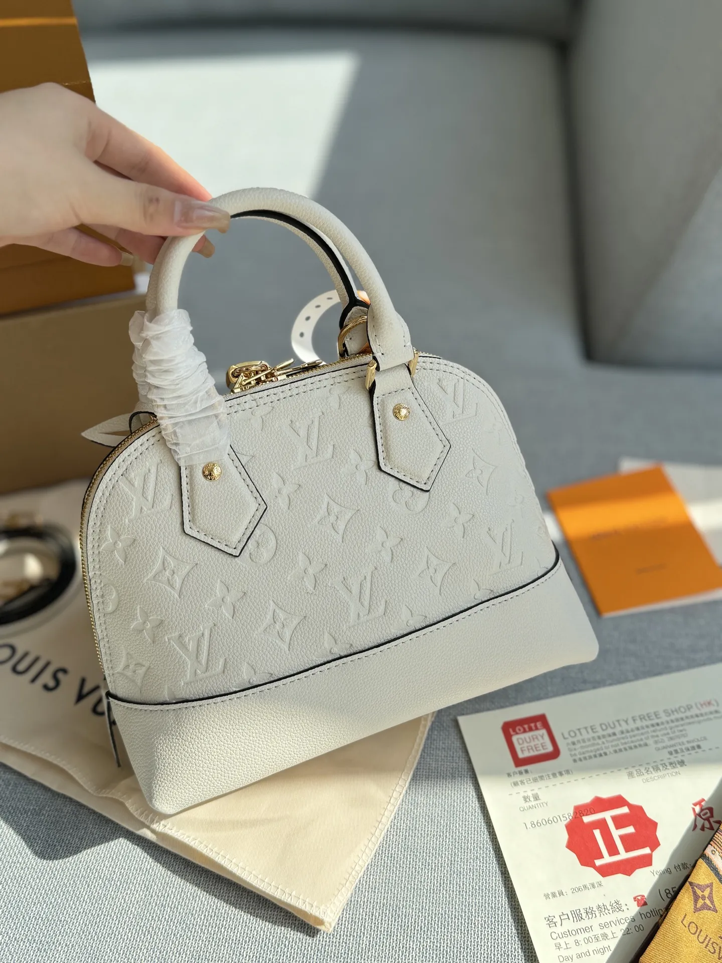 💰185 全套礼盒 size：24&times;18 LV N&Eacute;O Alma BB 压纹 贝壳包手提包 LV贝壳包超级经典的一款了，永远不会过时的那种! 容量也很充足，主要是这个贝壳样子的设计太挫我啦! 柔软的感觉内里层与鲜明的颜色。这款休闲包非常轻薄，全皮压花贝壳包内部空间宽敞，携带方式多样，是最理想的日常包。