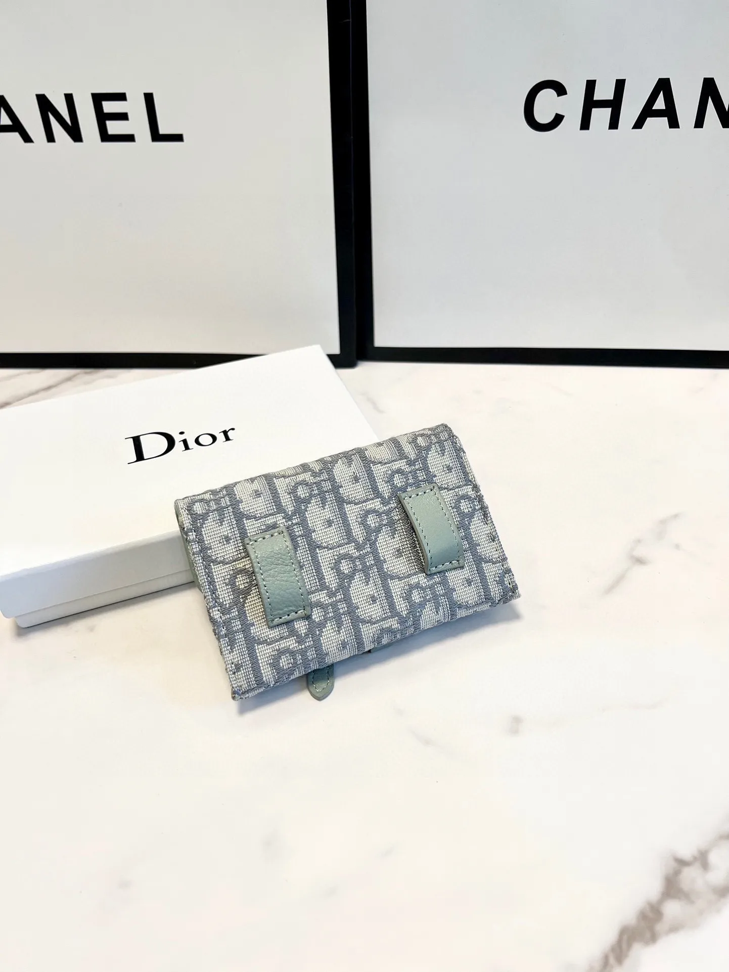 P95🎀🎀颜色 黑 灰🎀尺寸 11x10🎀迪奥🆕款&hearts;💕进口布配小羊🐑皮质感一流👍独一无二风格，链条可拆卸超美超时尚美女必备单品🔥