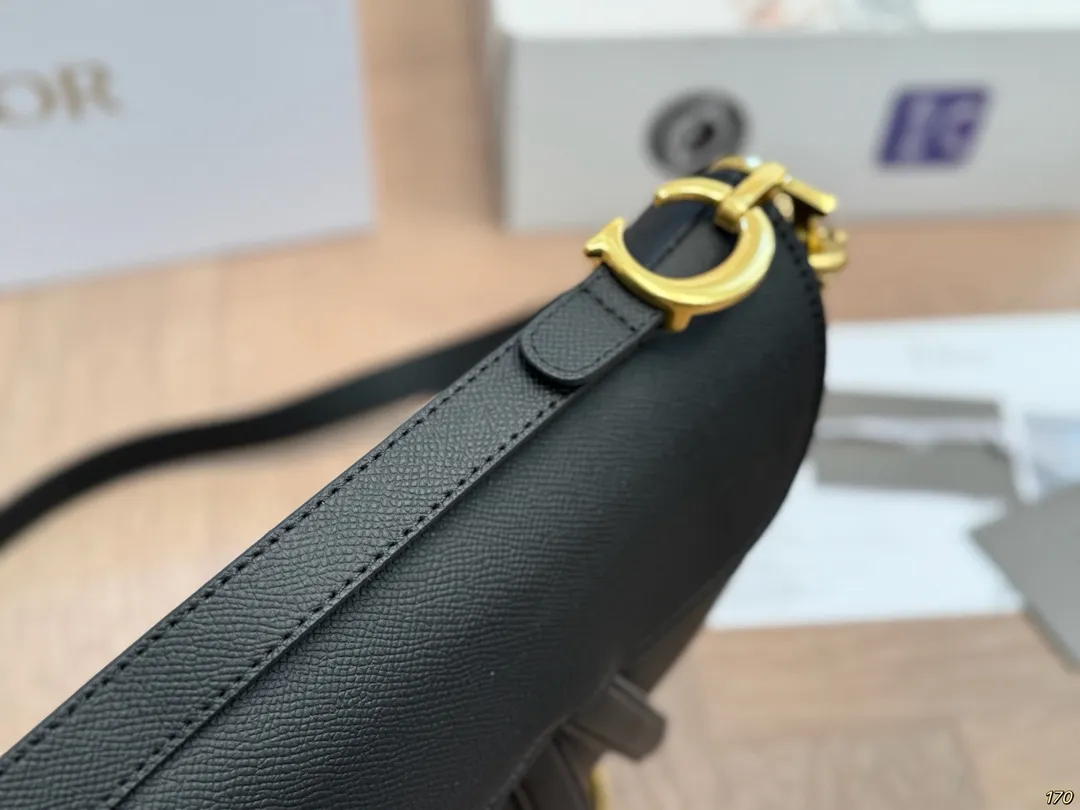 ¥185/¥180飞机盒 Dior迪奥 马鞍包胸包 超级好搭配 一年四季皆可 适合日常出行 闺蜜逛街 都是超级不错的选择 尺寸:25 20/19 16