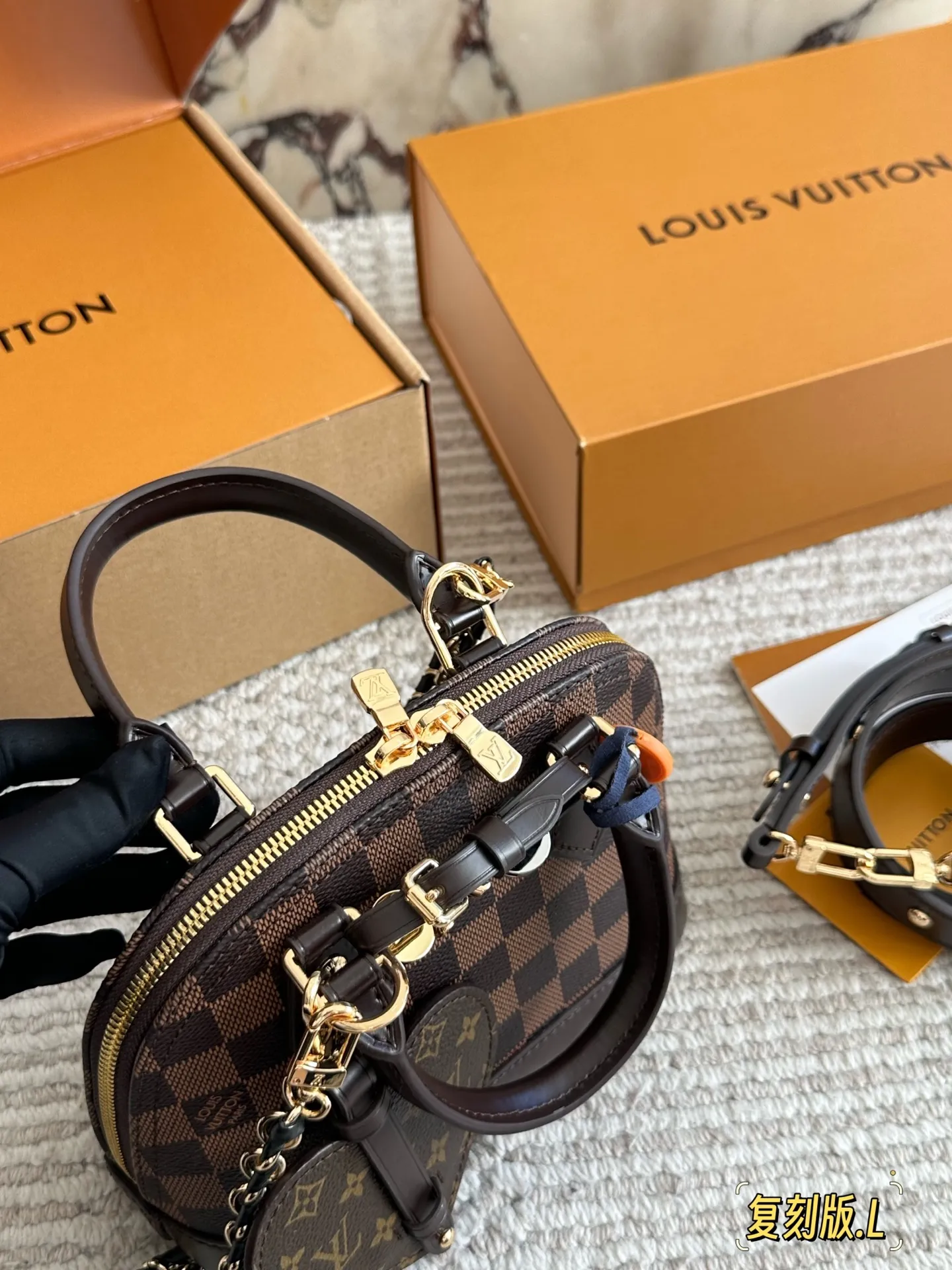 💰 220 配盒 size: 21 16cm L家 Alma贝壳包 内敛!深沉!有味道! 这款百搭的经典手袋 依然很受现代的青睐!