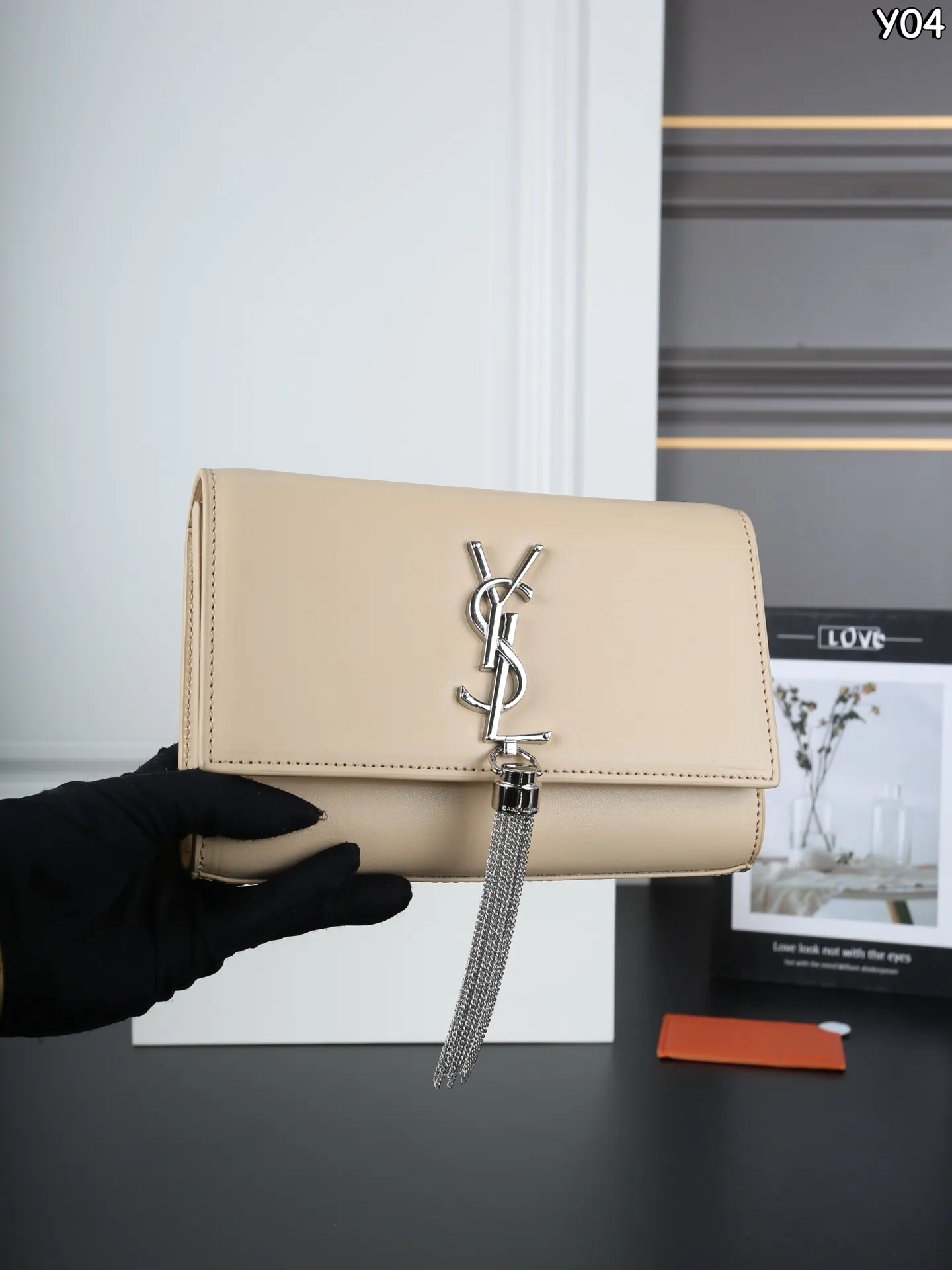 P150 全套礼盒 圣罗兰 YSL KATE 平纹 流苏包斜挎单肩包 链条包 简约又高级!正面YSL Logo+流苏链条,细节满分。 通勤约会都OK。 是都市女生必入的经典款! 这个也太好看了吧! 尺寸:20×13