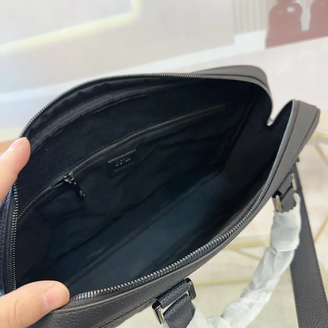 P250 迪奥男士公文包 实用性强 细节做工精致 高端大气上档次 休闲大方 尺寸:37 28