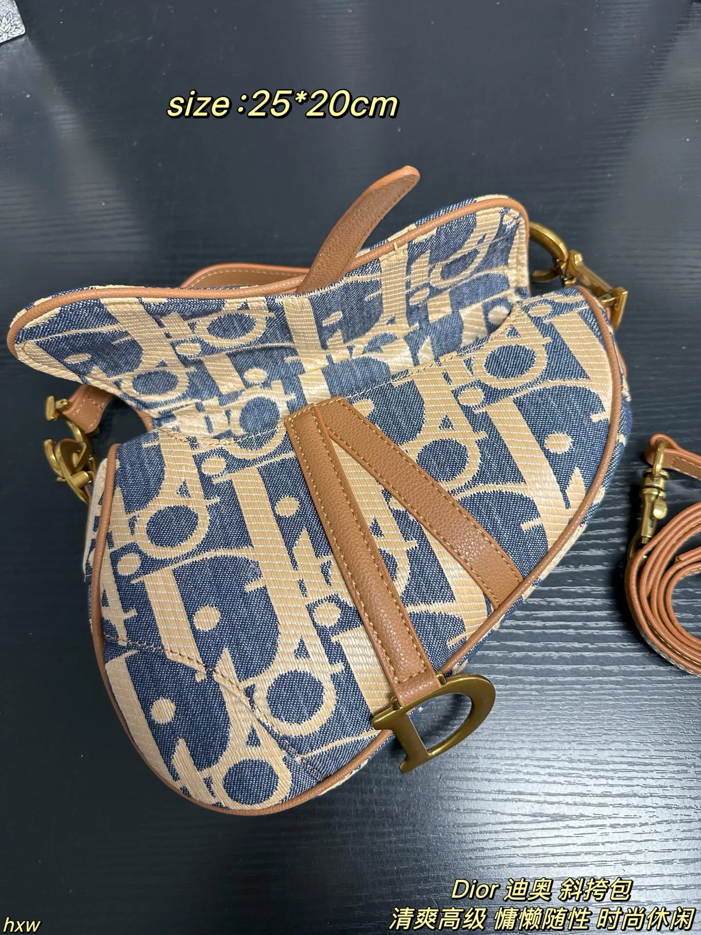 P160配盒 Dior 迪奥 斜挎包 迪奥家2025早春这款蓝米拼色酒椰草Oblique也太仙了吧!迪奥家的灵魂印花,辨识度💯!永不过时的存在,比全皮更特别!自带度假慵懒感,质感独特又轻盈。背出去是焦点! 尺寸:25*20cm