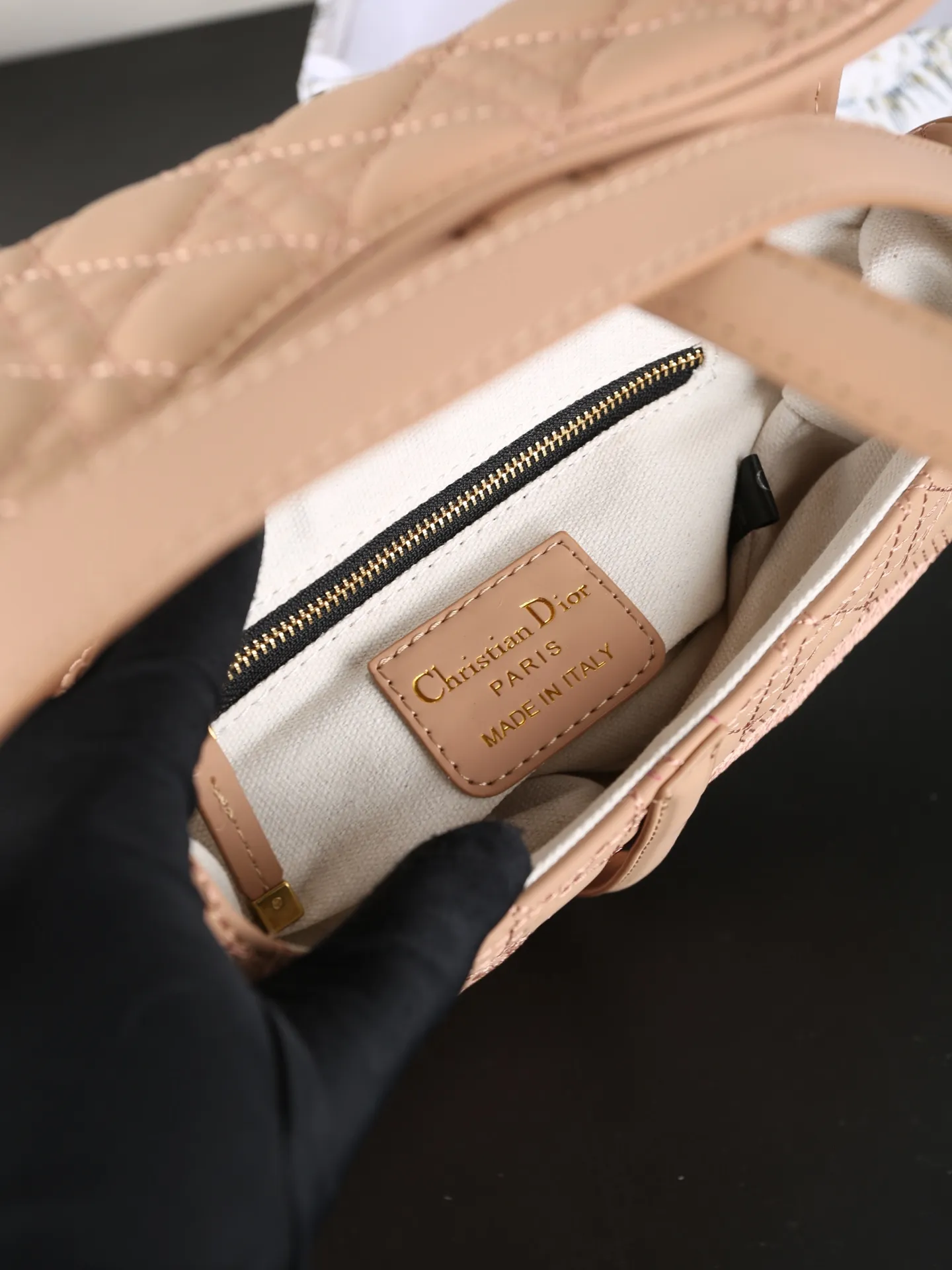 P150 天地盖 DIOR迪奥 马鞍包系列 藤格纹刺绣 马鞍包 单肩手提包 迪奥的马鞍系列是真绝了,每包款型都那么好看 这新次推出的限款定马鞍包是更原有Oblique经刺典绣老元花素上加上了logo字刺母绣😍着让实人喜惊不断🥰 这款真包是人潮必备款,时加尚分💯可手提,可肩背,也搭可配Dior肩带斜挎✌️️ 经永典存,时是尚个轮回,马包鞍从最初诞的生开始 尺寸:24×21