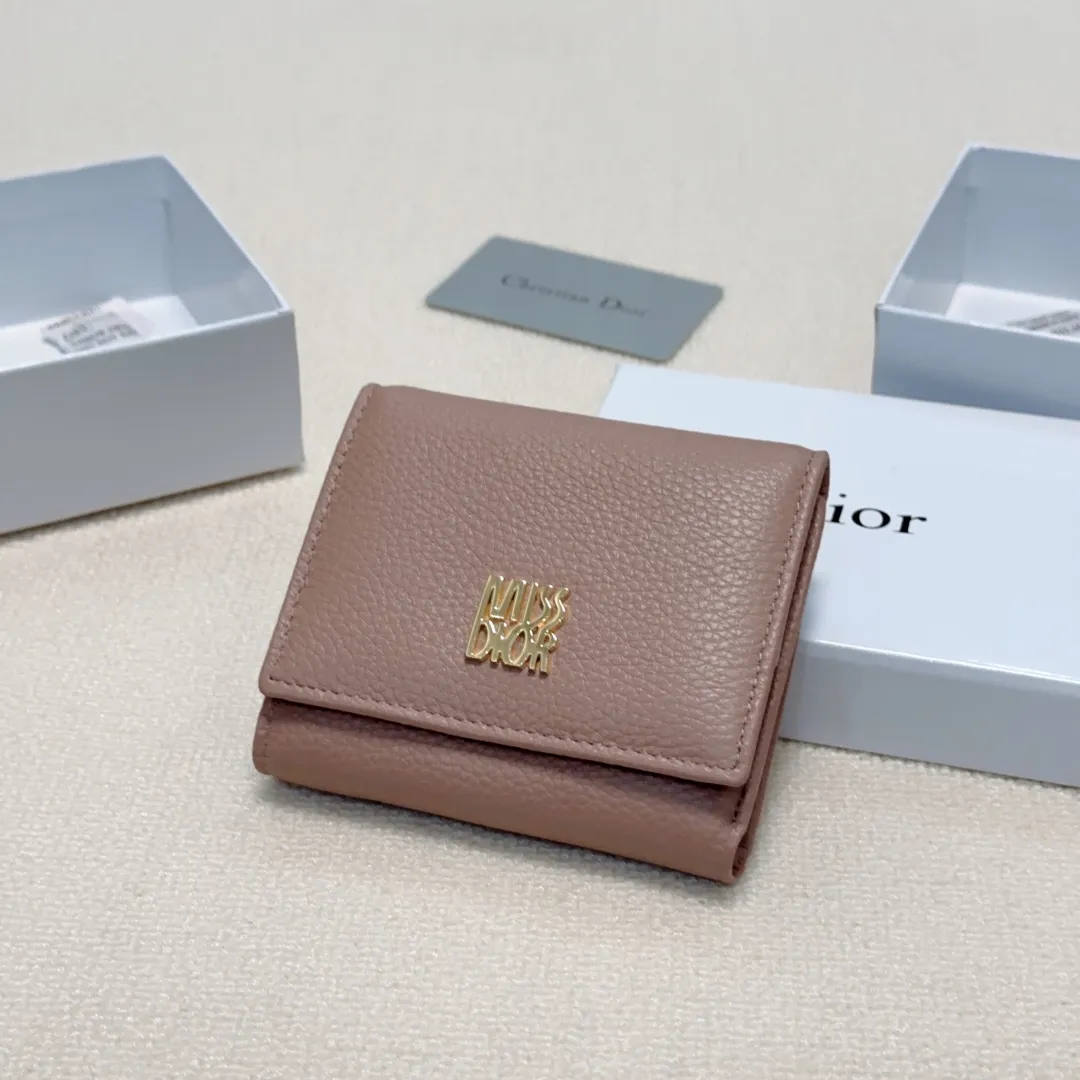 P85🎀🎀颜色 黑 粉🎀尺寸 11x10🎀迪奥👏时尚钱包，优质小牛皮👍🏻高档五金配件，内阁丰富，超级实用❗️现货高品质