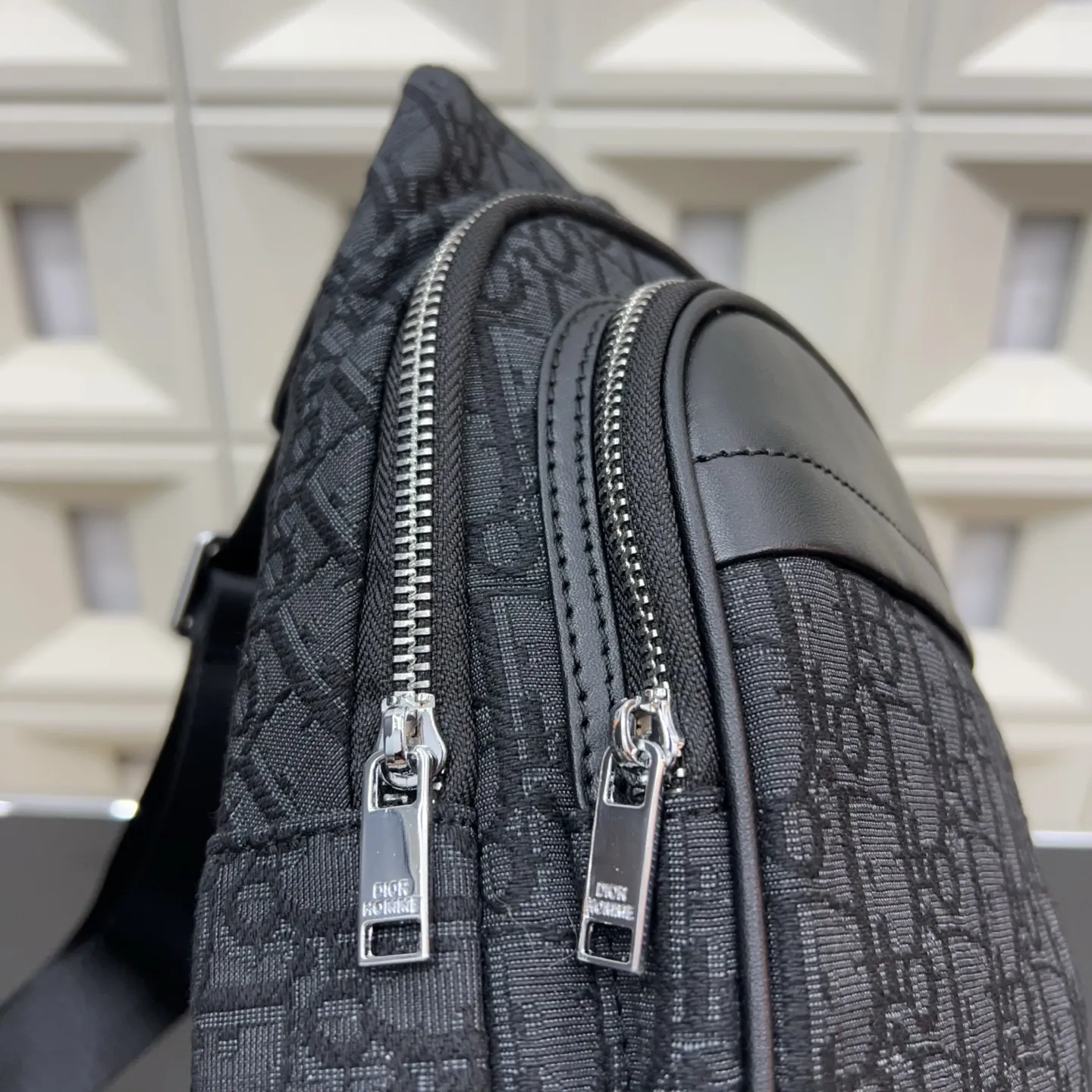 P80 Dior 迪奥 CD胸包 牛仔布 斜挎单肩背包 实物拍摄 原厂原版面料 配送防尘袋 28 x 17 cm。