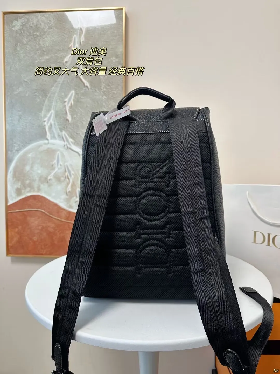 P185 Dior 迪奥 双肩包 这款马鞍双肩背包是二零二四秋季男装系列新品，采用时尚的原创设计，突显马鞍风格。黑色粒面牛皮革搭配对比鲜明的缉面线，正面饰以Dior标志。空间宽敞，设有一个隔层,可收纳各种日常用品，正面马鞍翻盖，可收纳钱包、钥匙、耳机或手机,便于轻松取用。实用百搭，是各式造型的点睛之笔。 尺寸：28*42CM