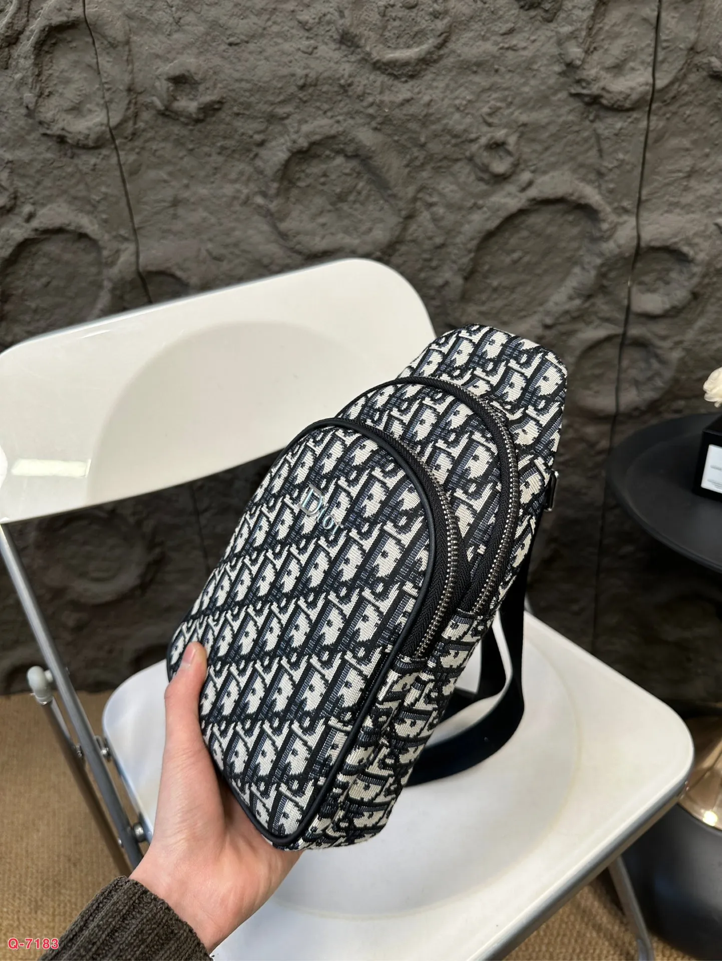 💰80 LV达胸包斜挎单肩包 采用精湛镶嵌细工 实物拍摄 原厂原版面料 尺寸:16.27cm