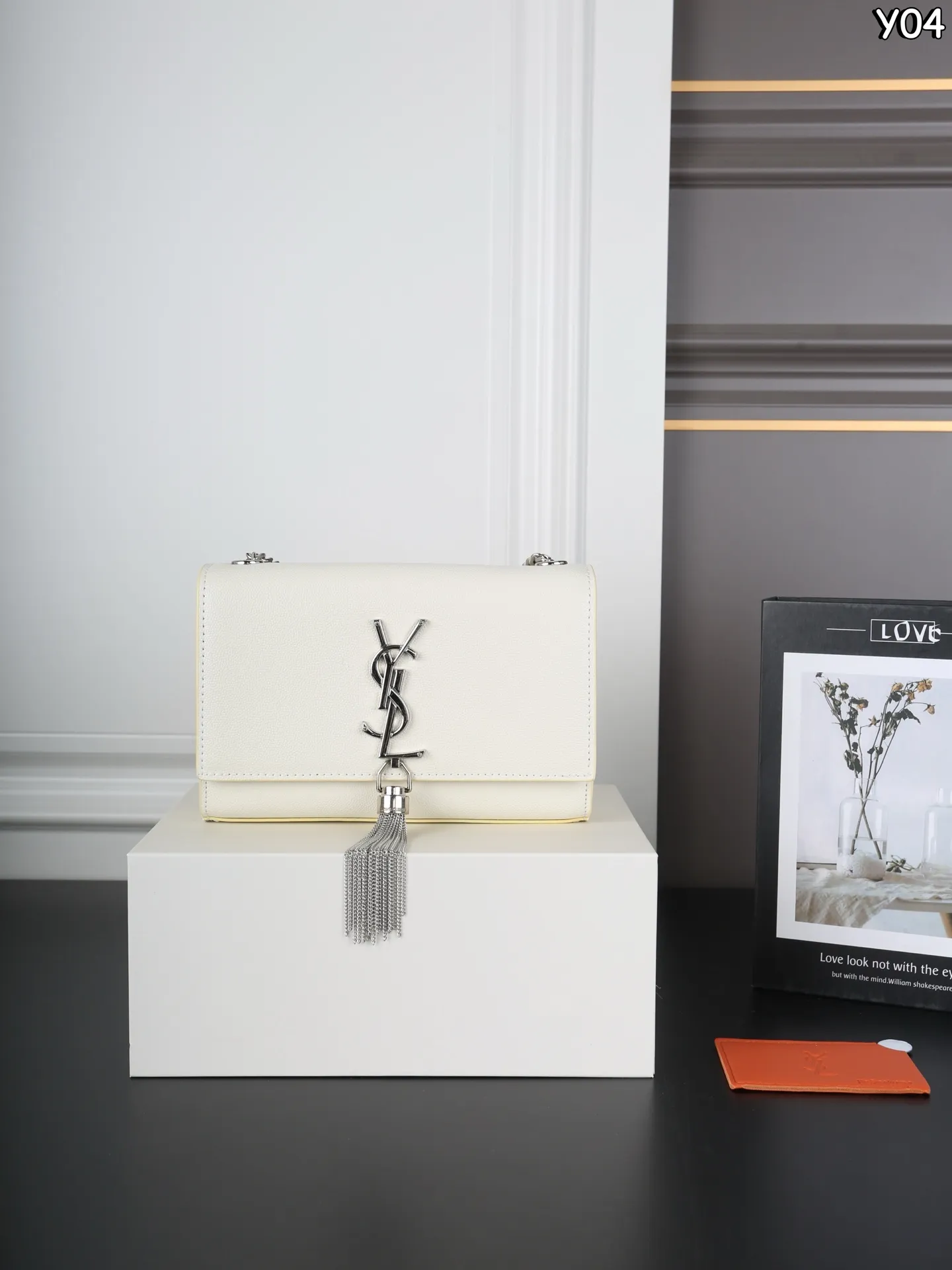 P160 全套礼盒 圣罗兰 YSL KATE 鱼子酱 流苏包链条单肩斜挎包 流苏超复古 满满的高级感 特别是流苏的材质，简直不要太好了！很有沉度的 经典流苏Kate也太🉑了吧‼️ 粒面牛皮耐磨耐用，链条可随意调节变换背法，既可斜背又可腋下，更是完美晚宴包！ 尺寸：20&times;13