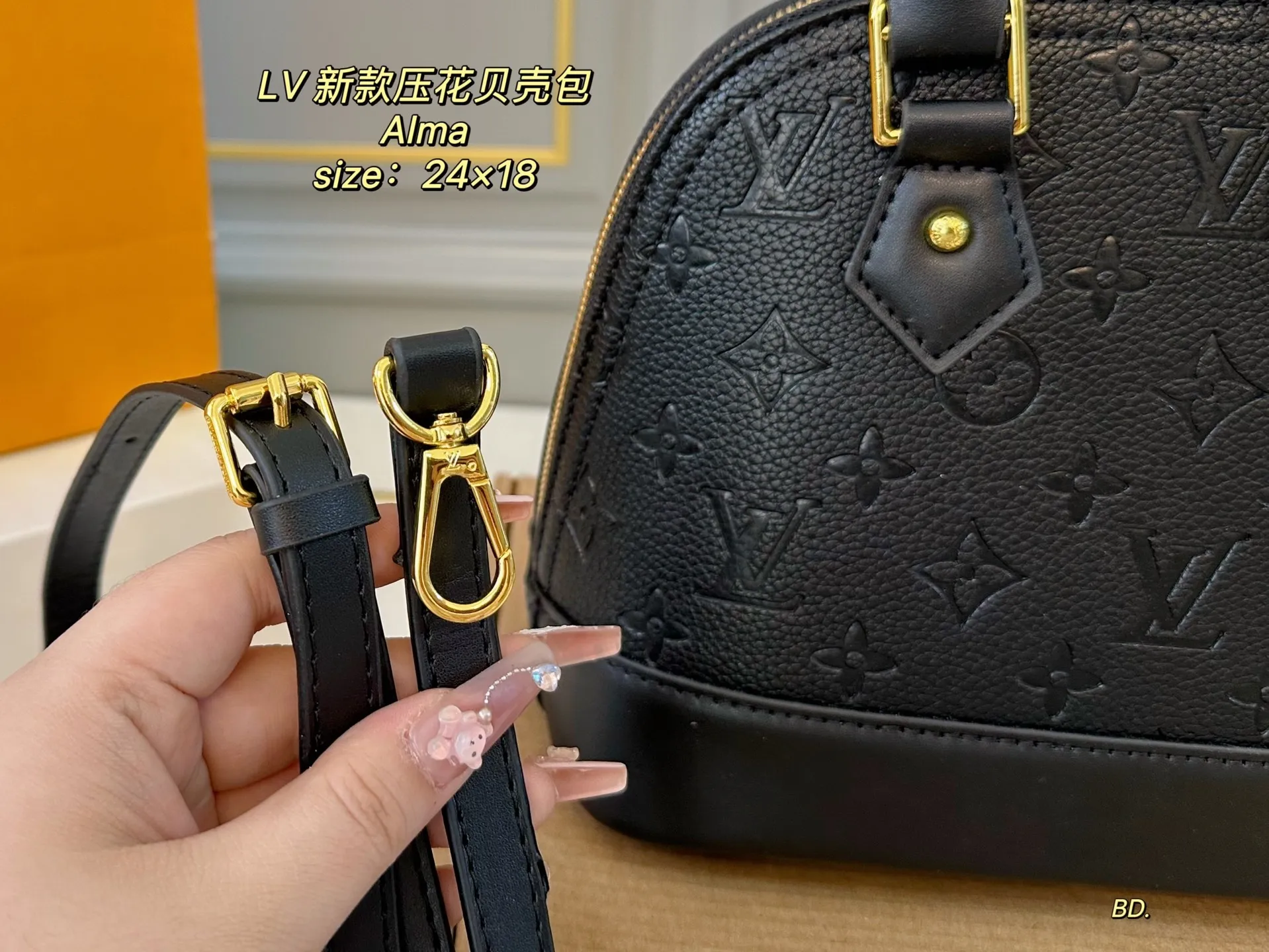 P145(折叠盒) size:24×18 LV路易威登新款压花alma贝壳包💕 经典包款,简约却不失时尚~ 很别致 小巧精致但内里容量足💯 日常通勤绝对OK,撞包率也不高‼️