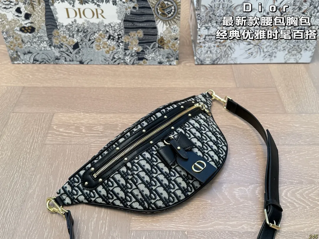 &yen;120配盒 迪奥Dior最新款腰包胸包 这款腰包太好看啦，特别百搭时尚 很绝，单肩也很好看！必须入手呀！ 尺寸：31 17