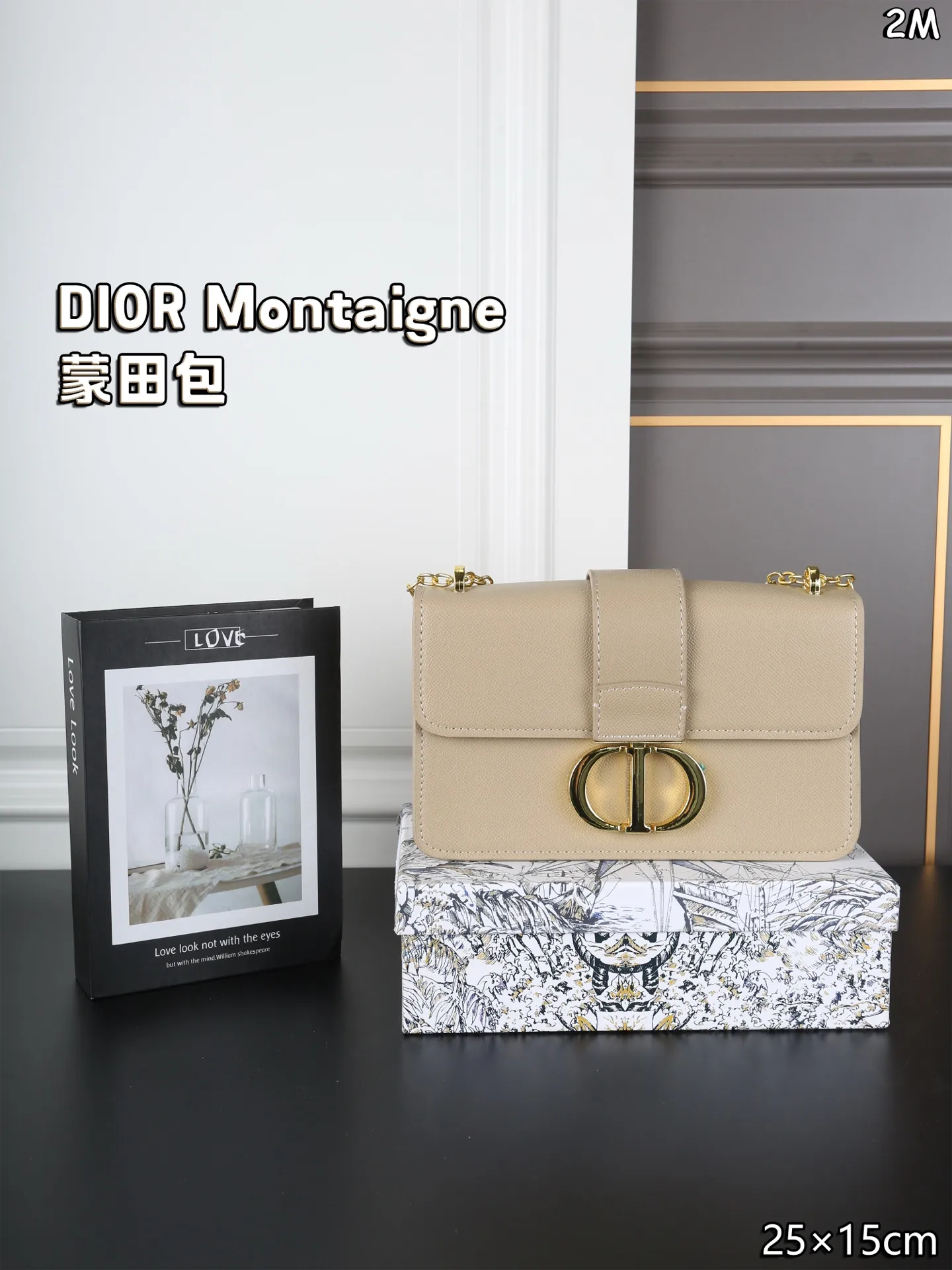 P110 天地盖 DIOR迪奥 Montaigne 蒙田包盒子包单肩斜挎包 链条款 整个包型,是以当代流行的复古风!单单Logo按扣的设计就可以单手优雅的翻盖,内里两面都带有小夹层,背面的浮雕后方还有一个大夹层,背带除了调节长短之外,还可以完全拆下来 作为手拿包使用。多变也实用, 背上它大家都要夸 自带法式复古感的蒙田经典爆款了 尺寸:25×15