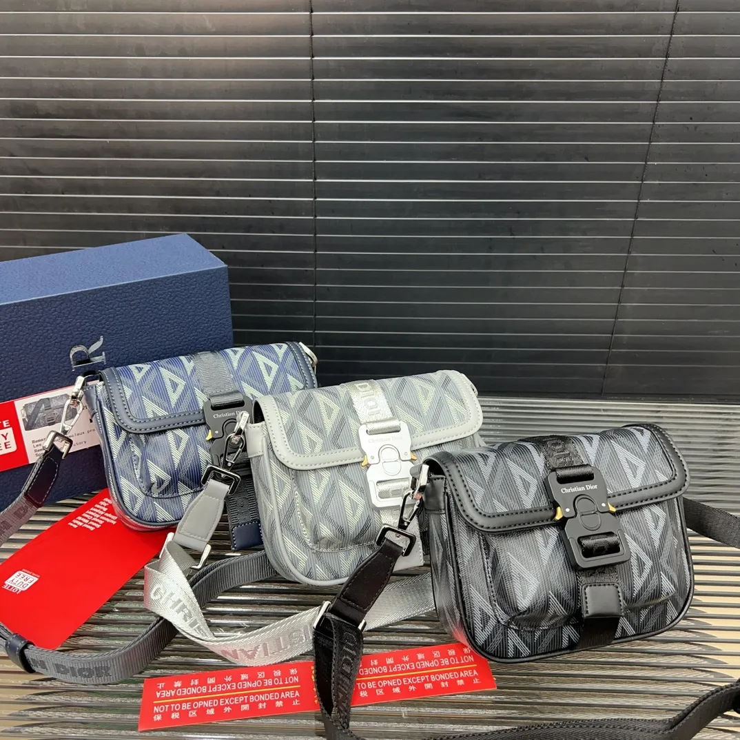 P145 DIOR 迪奥 Hit The Road 帆布拼光滑牛皮革 手拿单肩斜挎包 邮差 男包斜挎包男士翻盖单肩马鞍 男女通用 明星单品 采用精湛镶嵌细工,经典百搭 实物拍摄 原厂原版面料 配送防尘袋 11 x 20 cm。