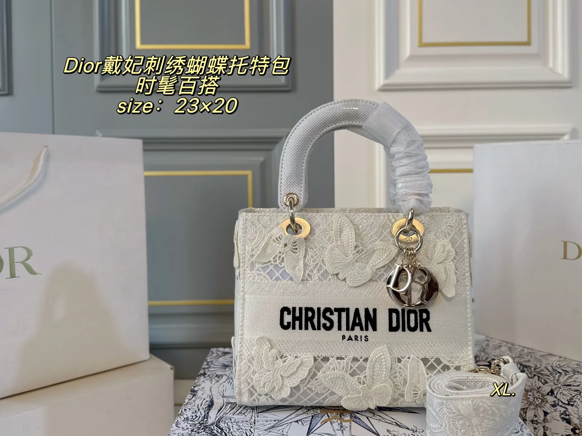 P285（折叠盒） size：23&times;20 Lady Dior 迪奥戴妃刺绣蝴蝶手提包💕 标志性刺绣logo搭配立体蝴蝶装饰 真的美翻了，氛围感瞬间拉满 时髦典雅的设计经久不衰！ 斜挎帅气大方，手提精致优雅！ 自带氛围感，时尚百搭yyds🖤