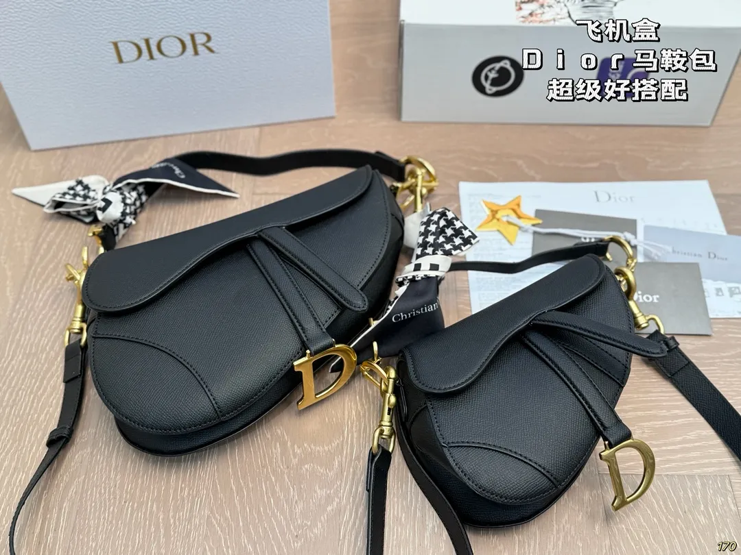 ¥185/¥180飞机盒 Dior迪奥 马鞍包胸包 超级好搭配 一年四季皆可 适合日常出行 闺蜜逛街 都是超级不错的选择 尺寸:25 20/19 16