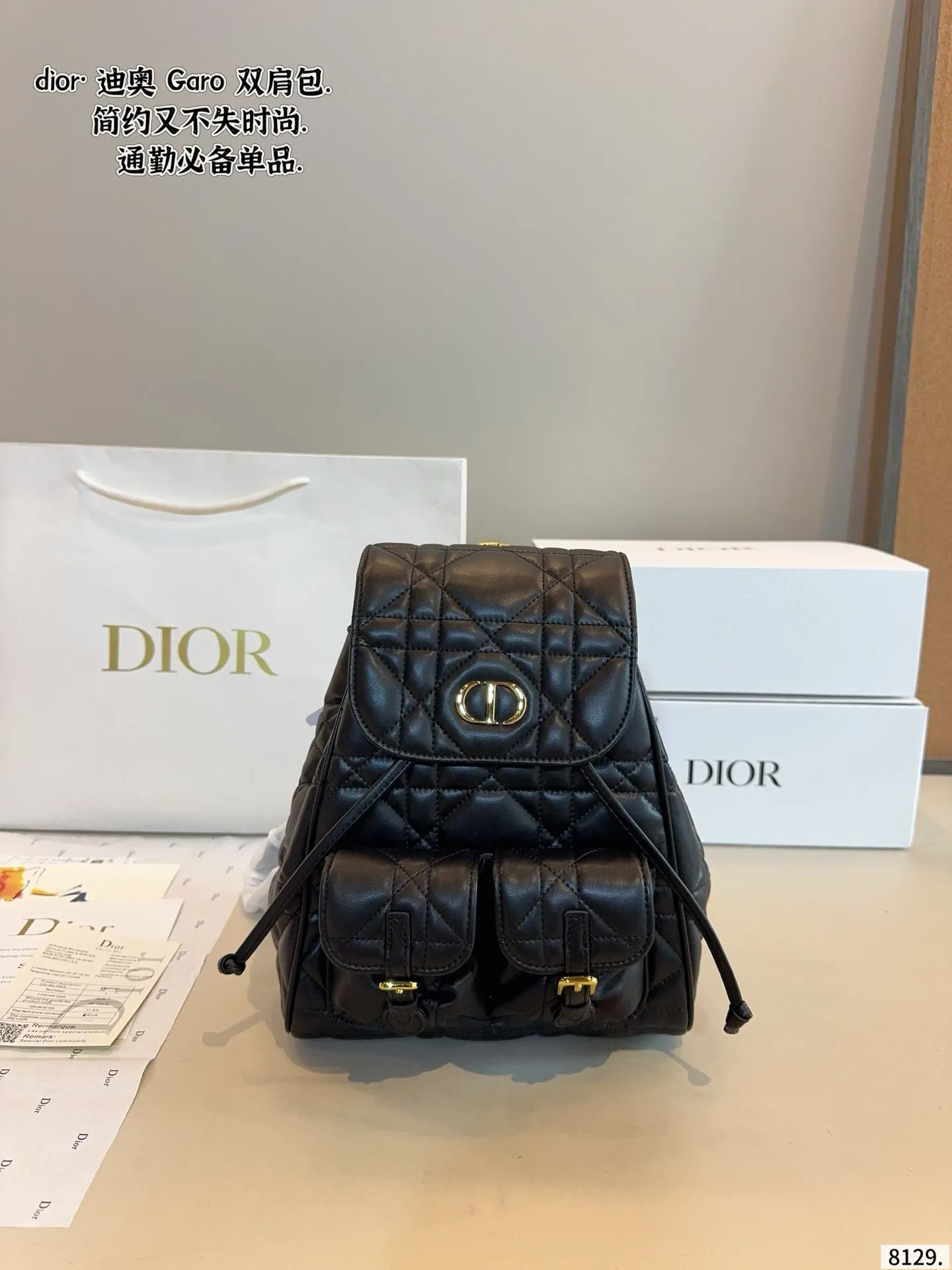 p215p205配礼盒🎁 D家 迪奥新款 caro 双肩包. 又酷又甜的双肩包. 出門随手一拎就很好看 Dior新品真的太戳我拉 CEST DIOR出场就是王炸! 这个小水桶太太太有设计感拉 这种容量非常感人 一直焊死在身上的水桶尺寸:22*10*27/17*7*18cm