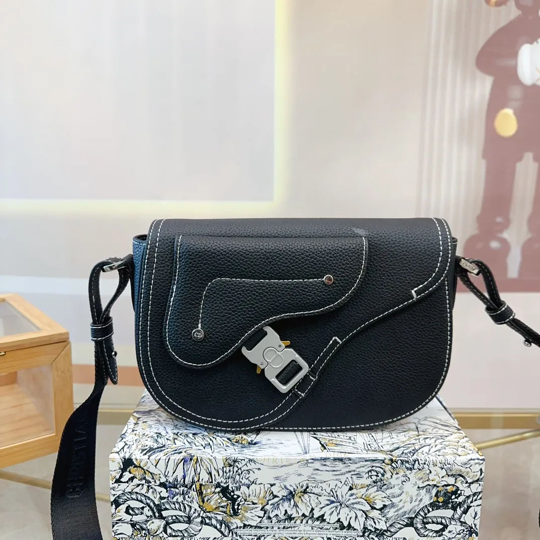 p180配礼盒🎁 Dior/迪奥 新款 男包系列的相机包实在帅la~ 简单有质感的设计对于日常即使不爱穿搭的男生都很友好 基础款搭配起来也能提升整体时髦度实用又很高级 尺寸 :24*6*17cm