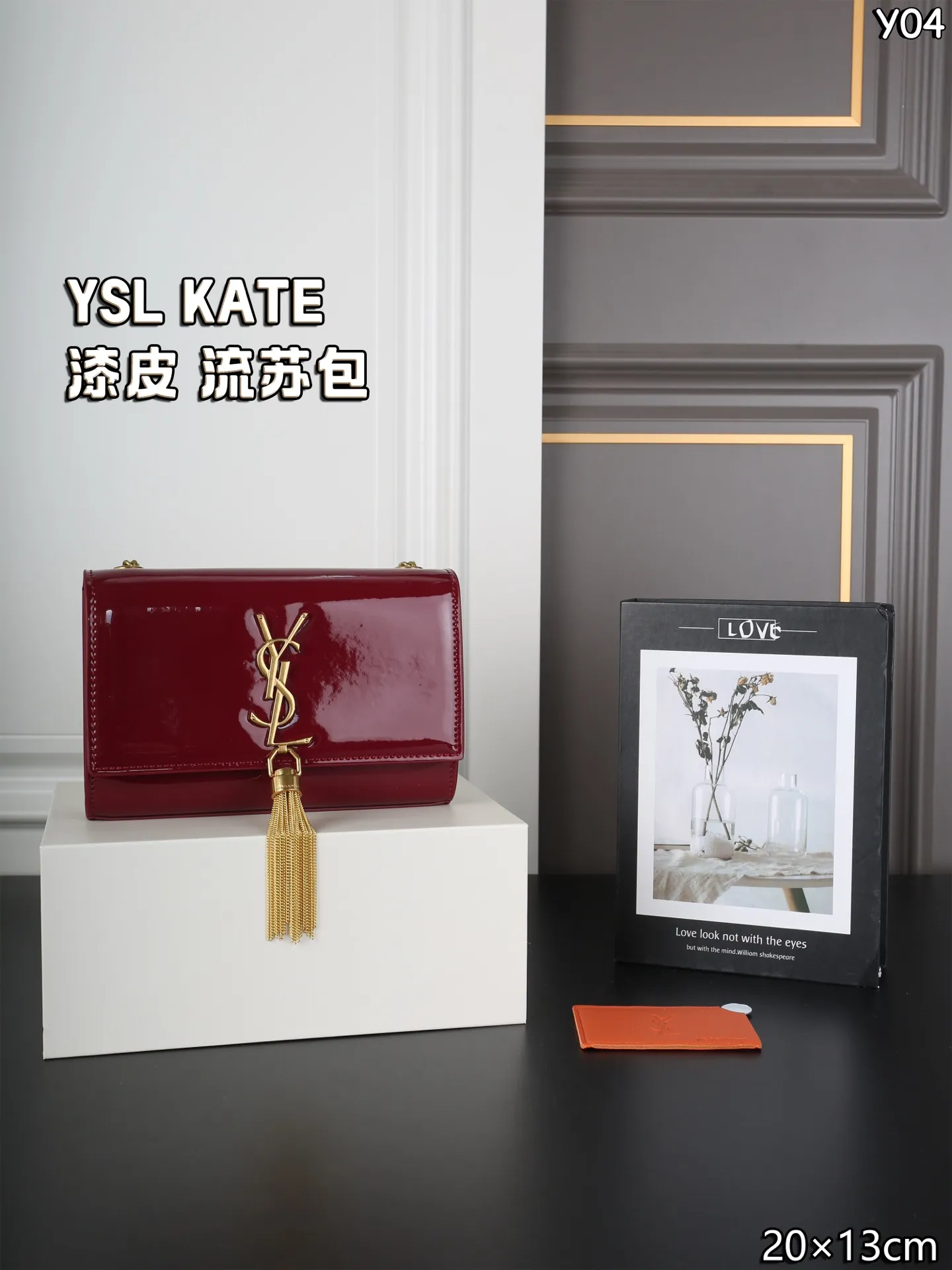 P150 全套礼盒 圣罗兰 YSL KATE 漆皮 流苏包链条单肩斜挎包 流苏超复古 满满的高级感 特别是流苏的材质,简直不要太好了!很有沉度的 经典流苏Kate也太🉑了吧‼️ 漆皮耐磨耐用,链条可随意调节变换背法,既可斜背又可腋下,更是完美晚宴包! 尺寸:20×13