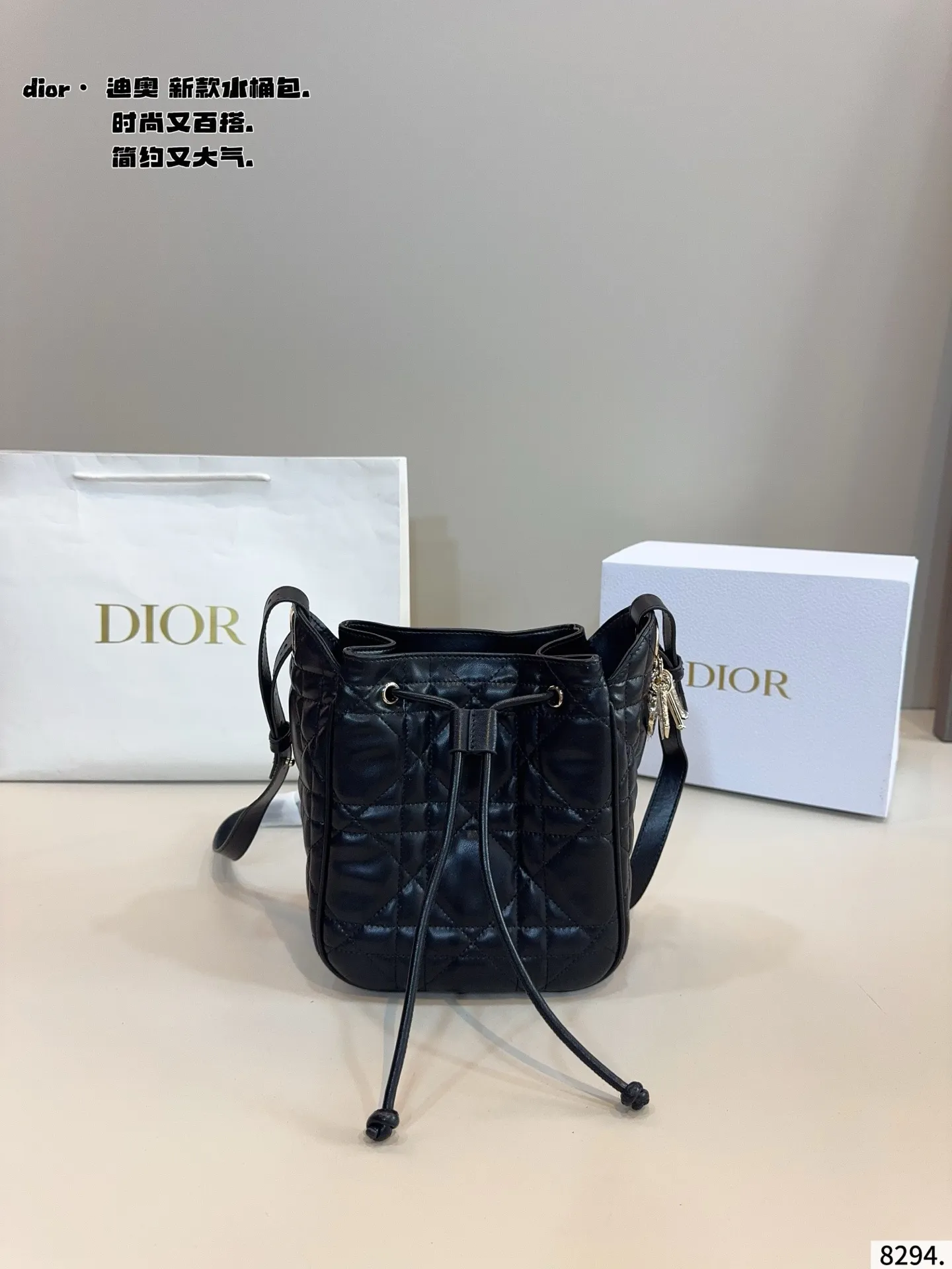 p200配礼盒🎁 D家 迪奥新款 caro 水桶包. 又酷又甜的水桶包 出門随手一拎就很好看 Dior新品真的太戳我拉 CEST DIOR出场就是王炸! 这个小水桶太太太有设计感拉 这种容量非常感人 一直焊死在身上的水桶尺寸:18*11*20cm