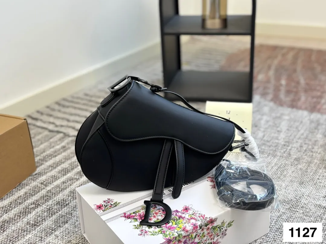 磨砂 P135 配盒子 Dio迪奥 马鞍包 超级好搭配 一年四季皆可 适合日常出行 闺蜜逛街 都是超级不错的选择 尺寸:24 21