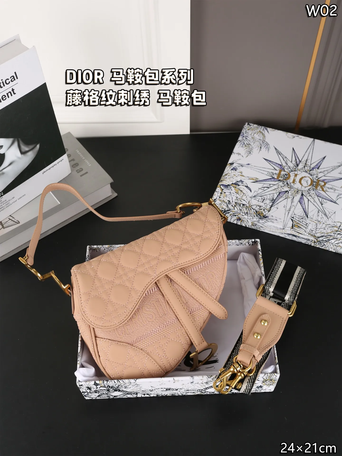 P150 天地盖 DIOR迪奥 马鞍包系列 藤格纹刺绣 马鞍包 单肩手提包 迪奥的马鞍系列是真绝了，每包款型都那么好看 这新次推出的限款定马鞍包是更原有Oblique经刺典绣老元花素上加上了logo字刺母绣😍着让实人喜惊不断🥰 这款真包是人潮必备款，时加尚分💯可手提，可肩背，也搭可配Dior肩带斜挎✌️️ 经永典存，时是尚个轮回，马包鞍从最初诞的生开始 尺寸：24&times;21