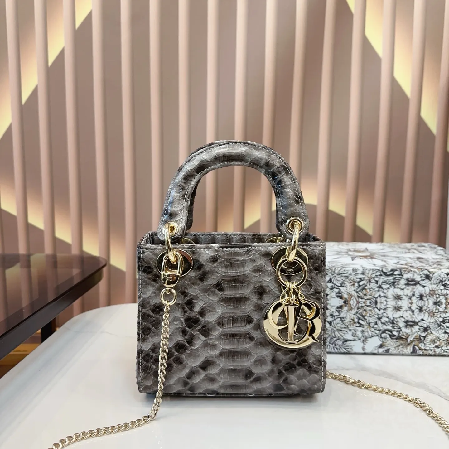 P170 折叠礼盒🎁 升级版 Dior迪奥 戴妃包 蟒蛇纹Lady戴妃包 蟒纹搭配渐变色 采用牛皮革精心制作 中号款式，搭配可拆卸的链条肩带 可拆卸的皮革肩带，可手提、肩背或斜挎 是日常造型的理想之选 尺寸 三格17cm ej