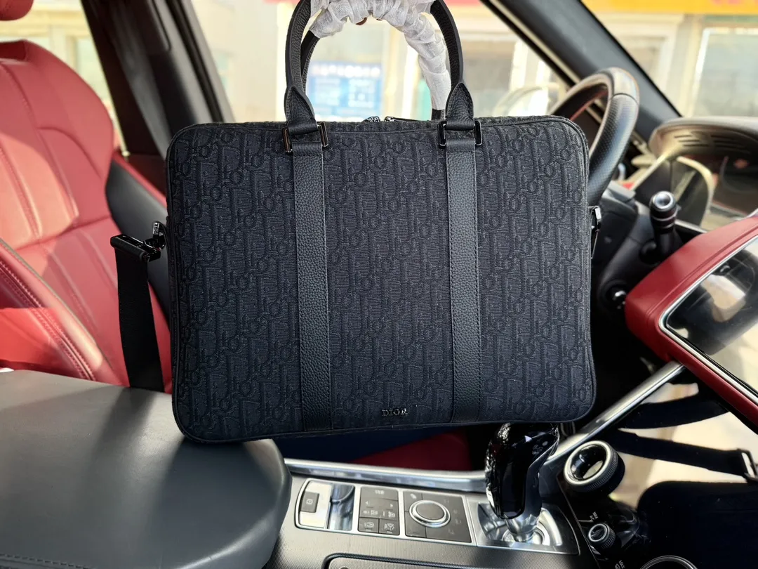 p245 牛皮版 📷高端货‼️ 新款 “ DIOR ”迪奥公文包💼 DIOR迪奥 OBLIQUE 印花Logo拆卸的皮革肩带 棉 单肩斜挎手提公文包 dior迪奥牛皮公文包 男款 黑色进口原厂面料🐂高清五金logo标志、专用里内里。顺滑拉链、油边平滑、做工精致每个细节到位!男人必备款。规格:38x28x6cm 配折叠礼盒🎁