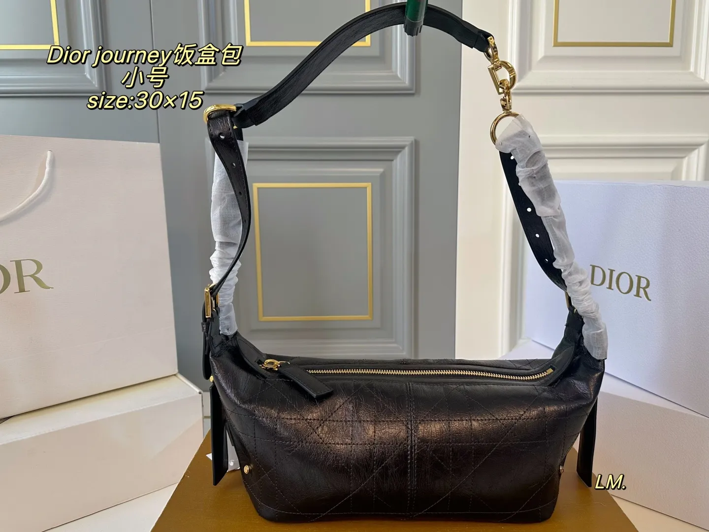 P240 小号（折叠盒） size：30&times;15 DIOR迪奥新款journey饭盒包💕 自带松弛感的hobo包 慵懒随性 可调节肩带，随意变换多钟背法 质感无敌，手感软糯 时尚百搭‼️