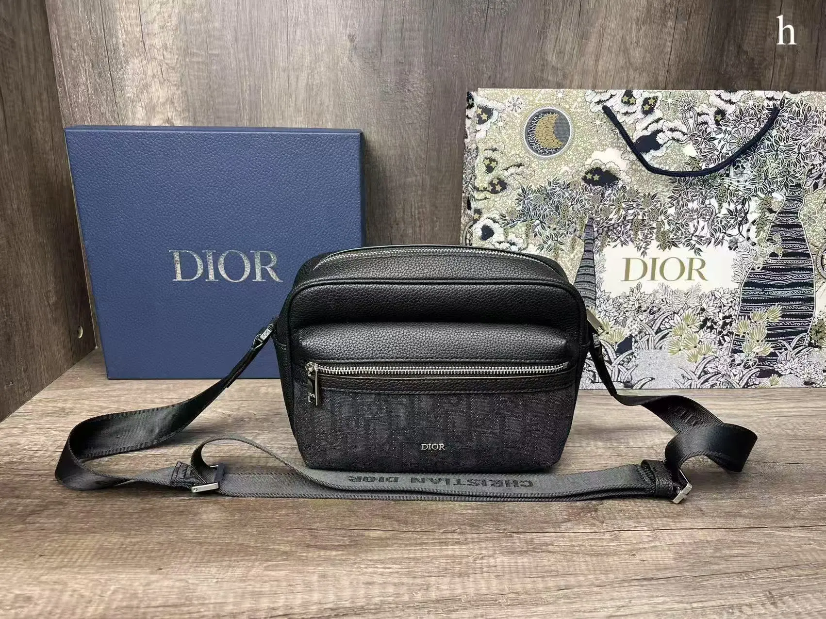 p140 迪奥Dior系列男包邮差包 ⚠️配盒 ⚠️尺寸尺寸23*17cm 👜💖 DIOR 老花斜挎包，经典魅力永流传 Dior 老花斜挎包，将复古与时尚完美融合😎。独特的花纹，彰显品牌的优雅气质💯。精致的细节，展现非凡品质。