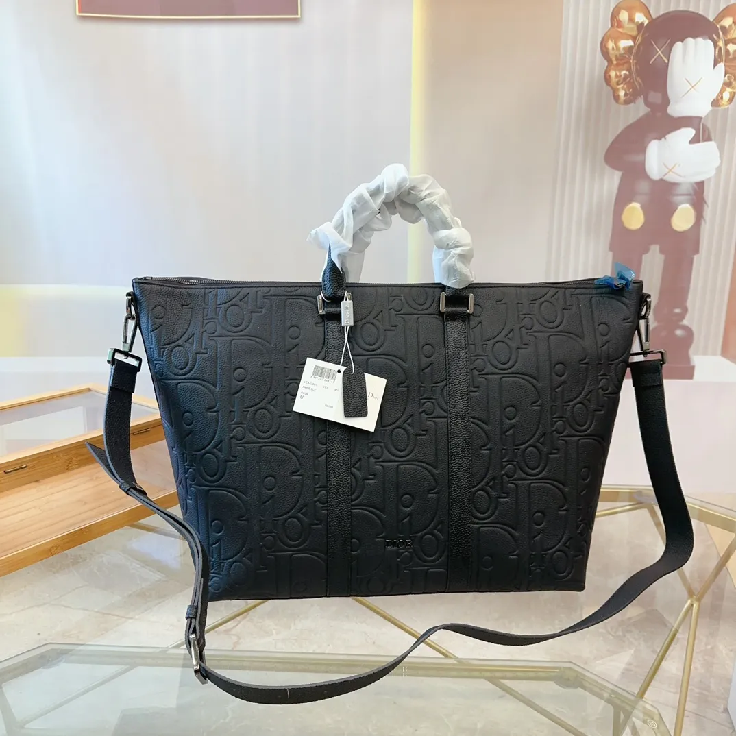 P280 DIOR 迪奥 Weekender 40 可调节可拆卸肩带拉链开合 Gravity印花效果粒面牛皮 牛皮公文包包 电脑包 手提包 采用精湛镶嵌细工，经典百搭 实物拍摄 原厂原版面料 配送防尘袋 34 x 55cm