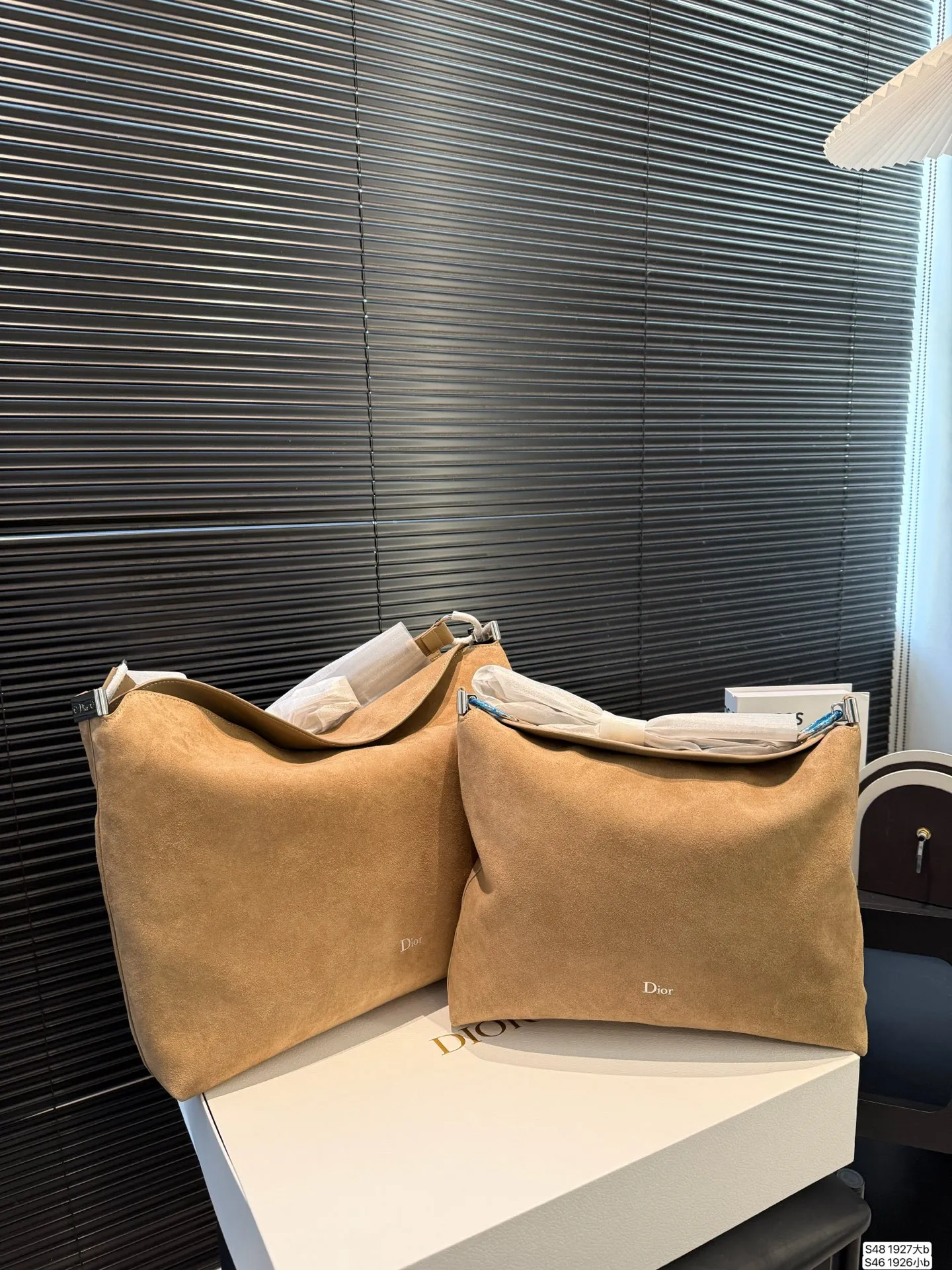 大号P290 小号P280 配盒子新款迪奥托特 闭眼都能入手的包包| 托特包 真的是闭着眼都能冲的款式! 尺寸:大号40 29 小号32 26 货号大号1927 小号1926