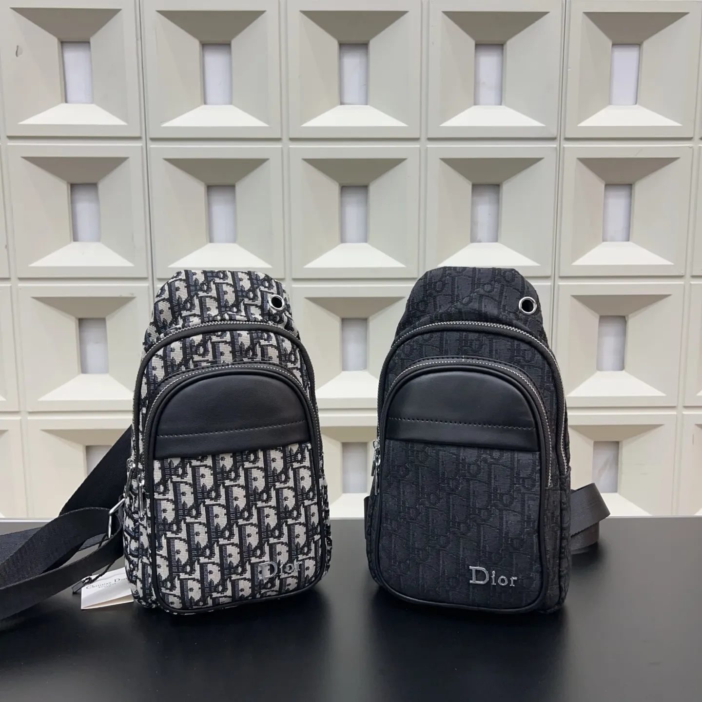 P80 Dior 迪奥 CD胸包 牛仔布 斜挎单肩背包 实物拍摄 原厂原版面料 配送防尘袋 28 x 17 cm。