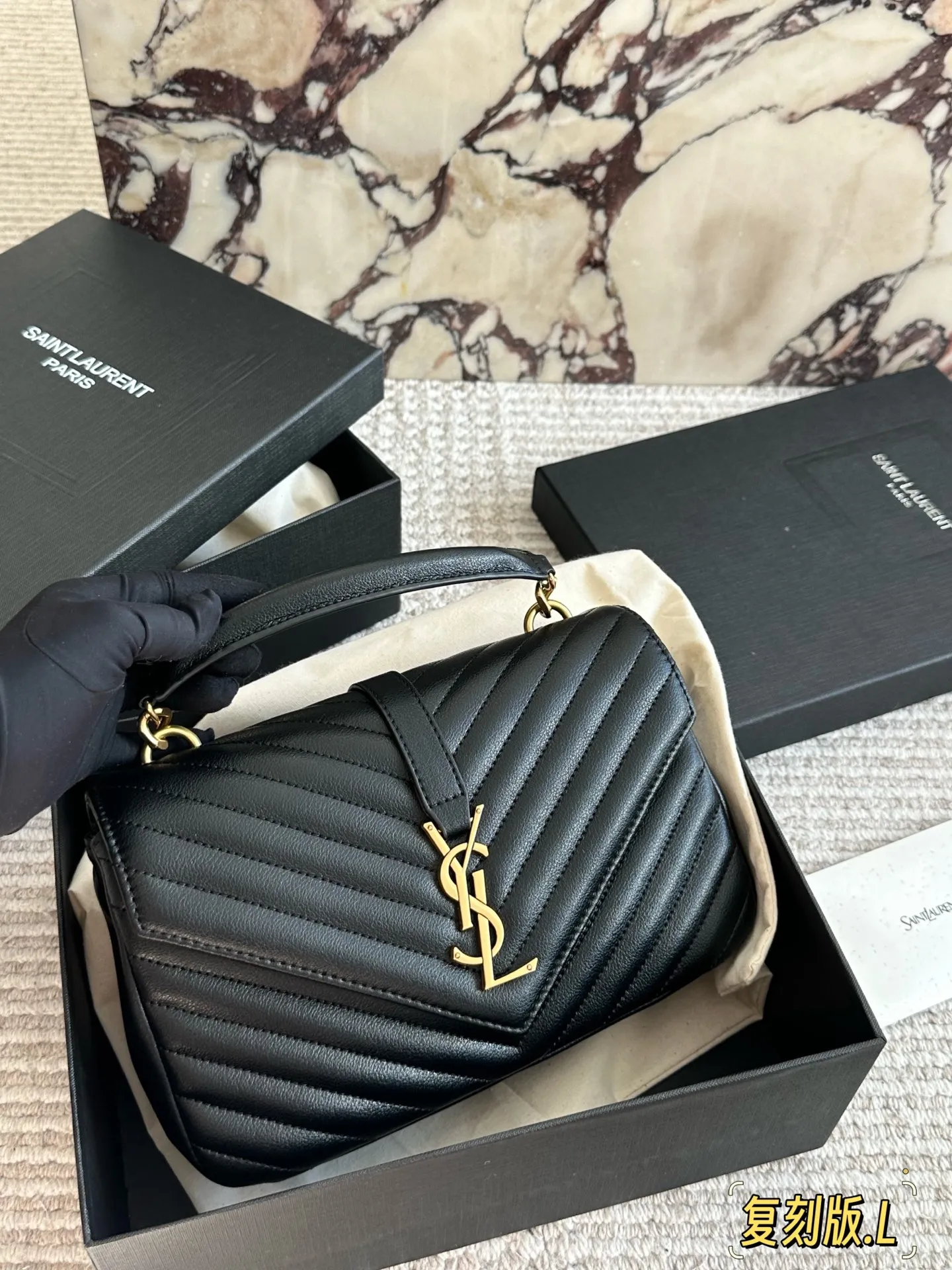 原版品质 p180。 礼盒包装 🅰 YSL 圣罗兰V格 邮差包牛皮 ♥SLP 西班牙进口原版皮!邮差包 原版粗旷鎏金链条 标签S*int Laurent 链条包,圣罗兰(ysl)专柜永恒经典同步款,来自最新一季的绝妙设计,包身廓形类似邮差,经典的monogram logo点缀,超大容量, 五金更是特别,!工序非常复杂,给你们不一样的视觉效果!尺寸:25 18cm
