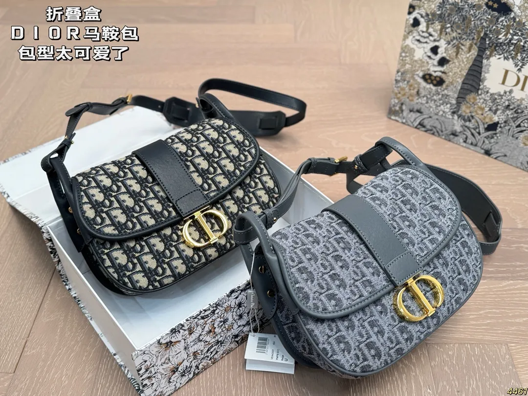 黑色&yen;190灰色&yen;195折叠盒 迪奥DIOR马鞍包 包型太可爱了 容量非常可，日常通勤都没问题 可咸可甜 质感满分 工艺非常讲究 细节立体感拉满 尺寸24 16