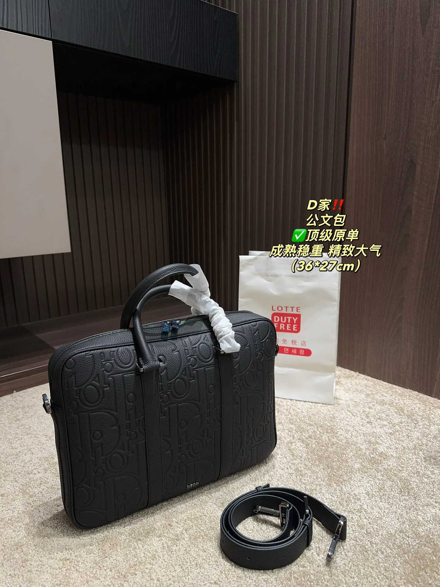 ✅顶级原单P250⚠️尺寸36.27 迪奥 公文包 DIOR 格调满满，自带一股低调沉稳儒雅的气息！ 版型挺阔，很有型！越用越有沉淀的味道！ 更加低调、沉稳！！ 可单肩可斜挎，不分年龄不分身高！实用百搭！