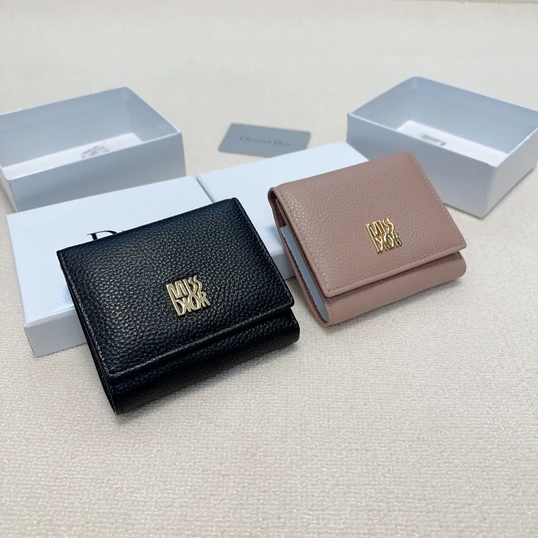 P85🎀🎀颜色 黑 粉🎀尺寸 11x10🎀迪奥👏时尚钱包，优质小牛皮👍🏻高档五金配件，内阁丰富，超级实用❗️现货高品质