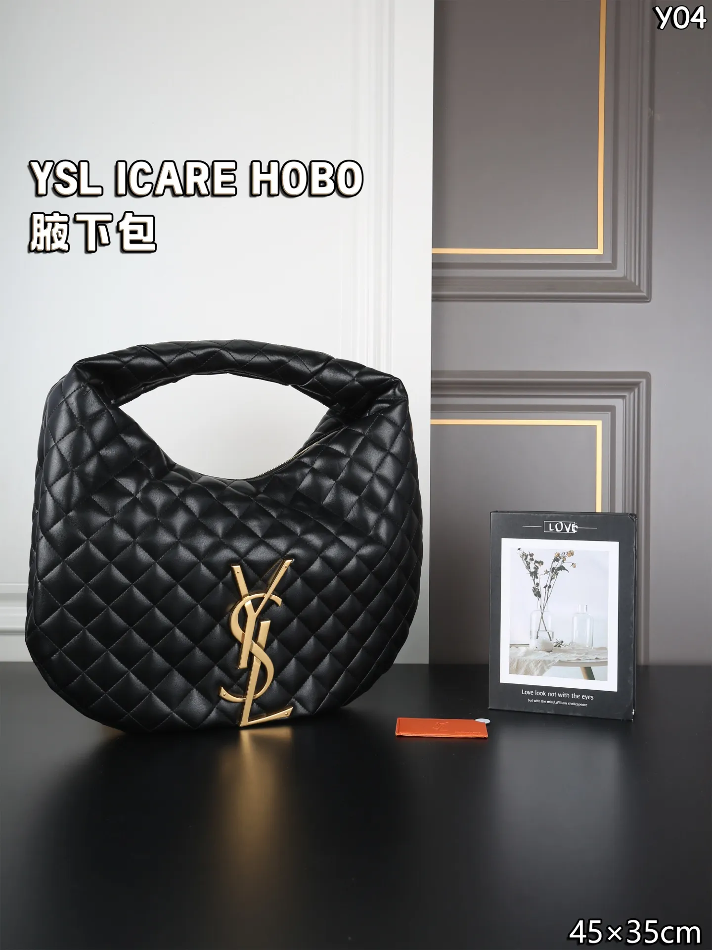 P230 YSL圣罗兰 ICARE HOBO 腋下包 手提包 YSL超🔥的一款大包包ICARE，25年秋冬推出腋下包款啦[氛围感R]大包爱好者又🈶新的选择啦！ 当年YSL ICARE就🔥的不要不要的，一枚大金属logo是视觉焦点，ICARE HOBO继承了这些特征，软质包身贴合日常，随手一挎便融入通勤、逛街或短途出行的节奏[爆炸R] 简约设计藏得住细节，无论是装点小物的内袋，还是耐造的面料，都为实用主义而生～ 别看是羊皮哦，耐造又高级👌～ 尺寸：45&times;35